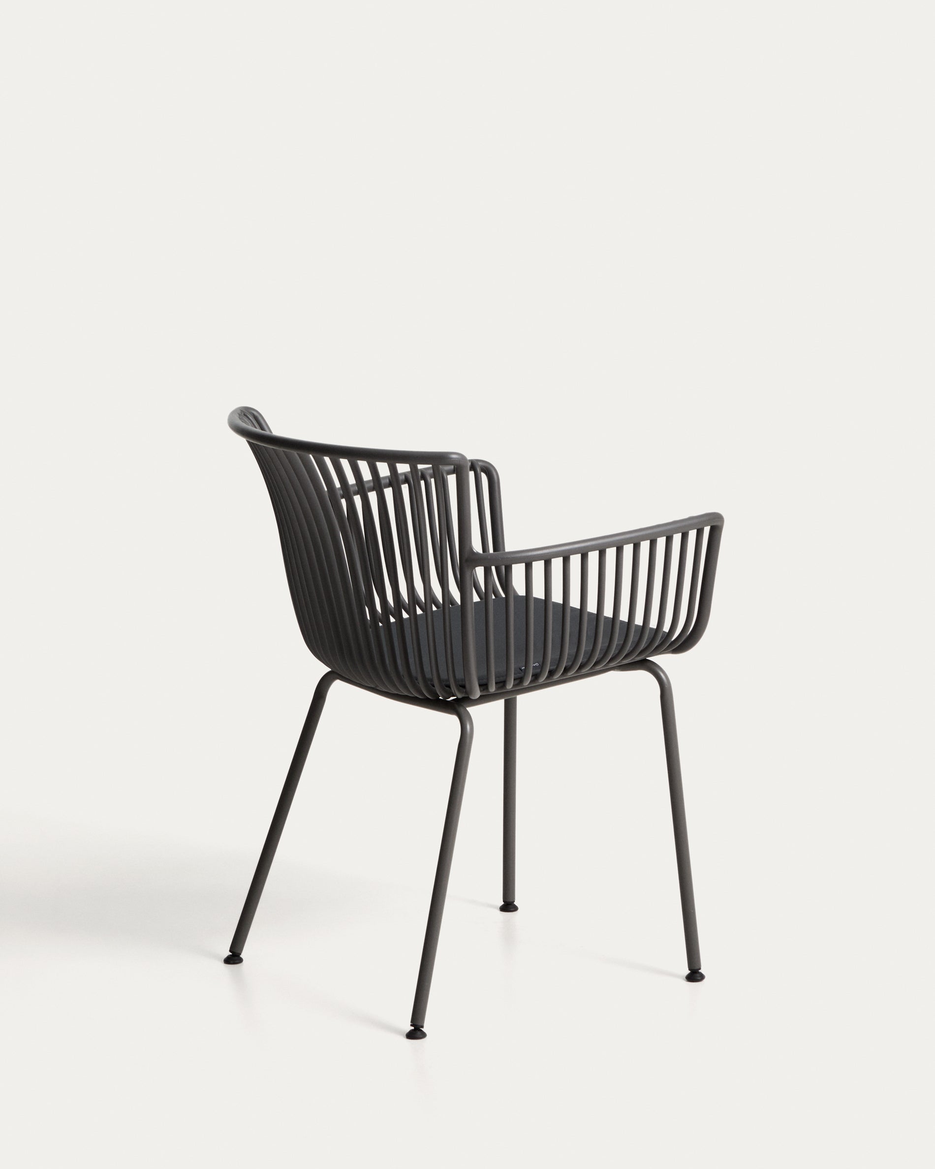 Eleganter Gartenstuhl Surpika mit stabilen graphitgrauen Stahlbeinen, perfekt für entspannte Stunden im Freien.