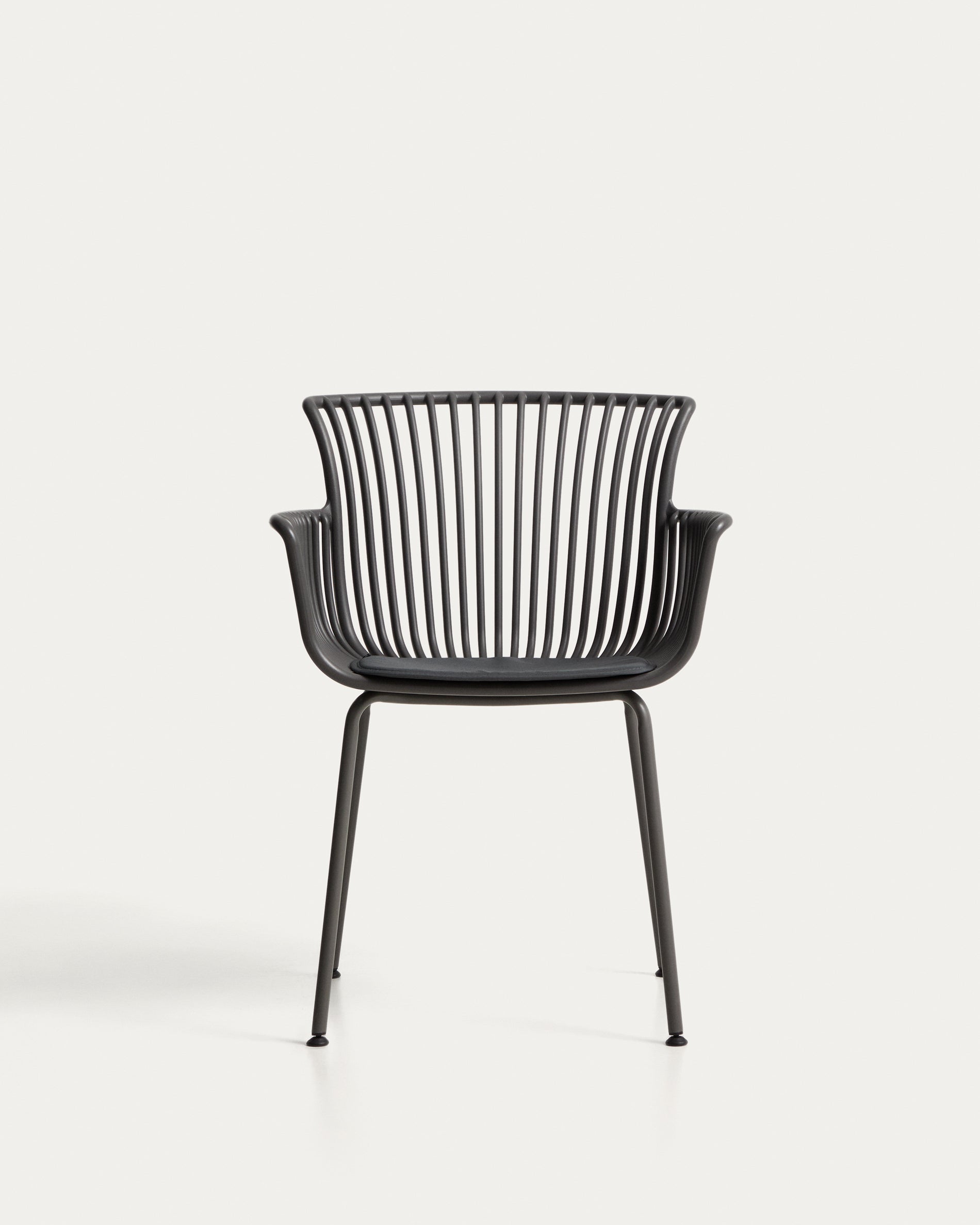 Stylischer Outdoor-Stuhl Surpika mit robusten graphitgrauen Stahlbeinen, ideal für gemütliche Momente im Garten oder auf der Terrasse.