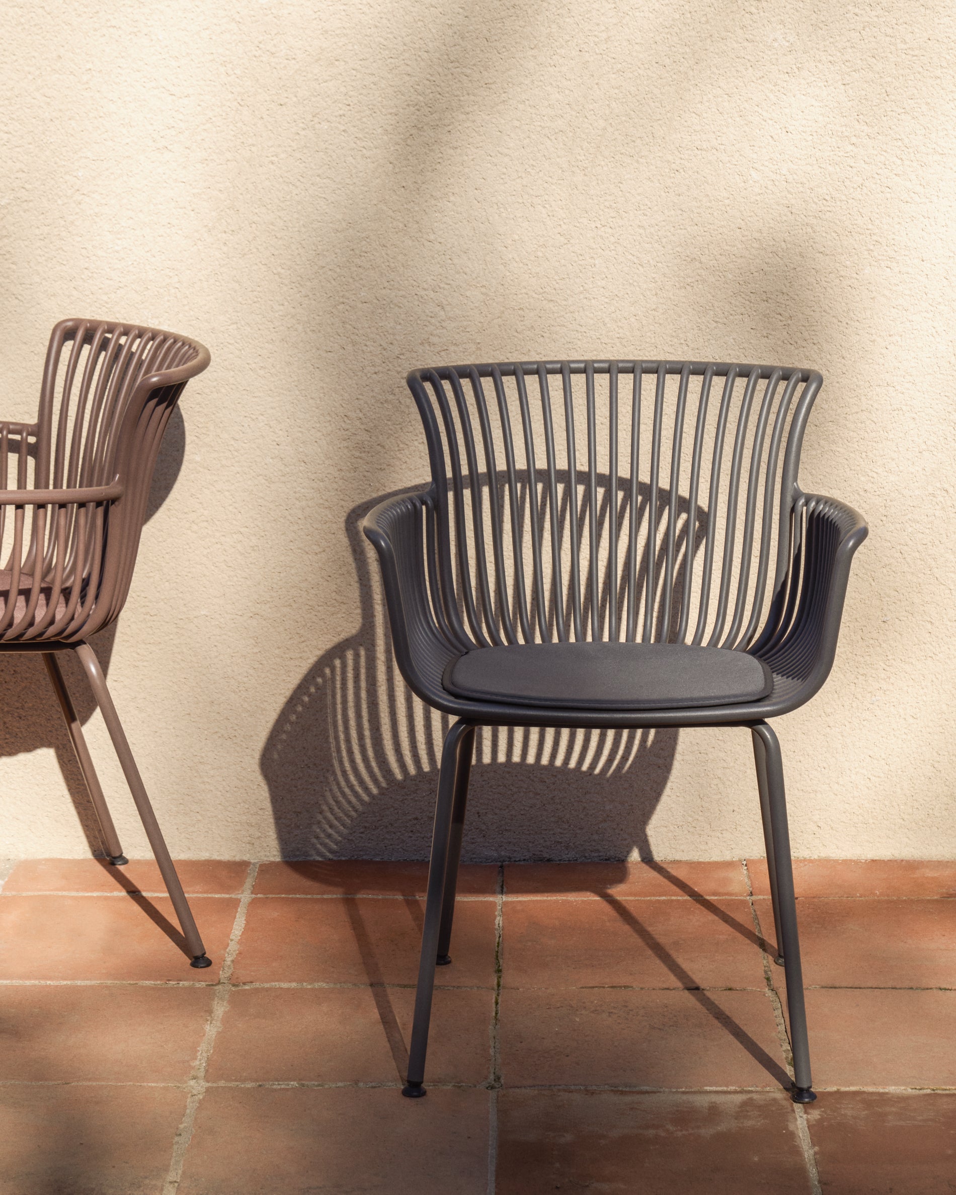 Stylischer Outdoor-Stuhl Surpika mit robusten graphitgrauen Stahlbeinen, ideal für Garten und Terrasse, von Kave Home.