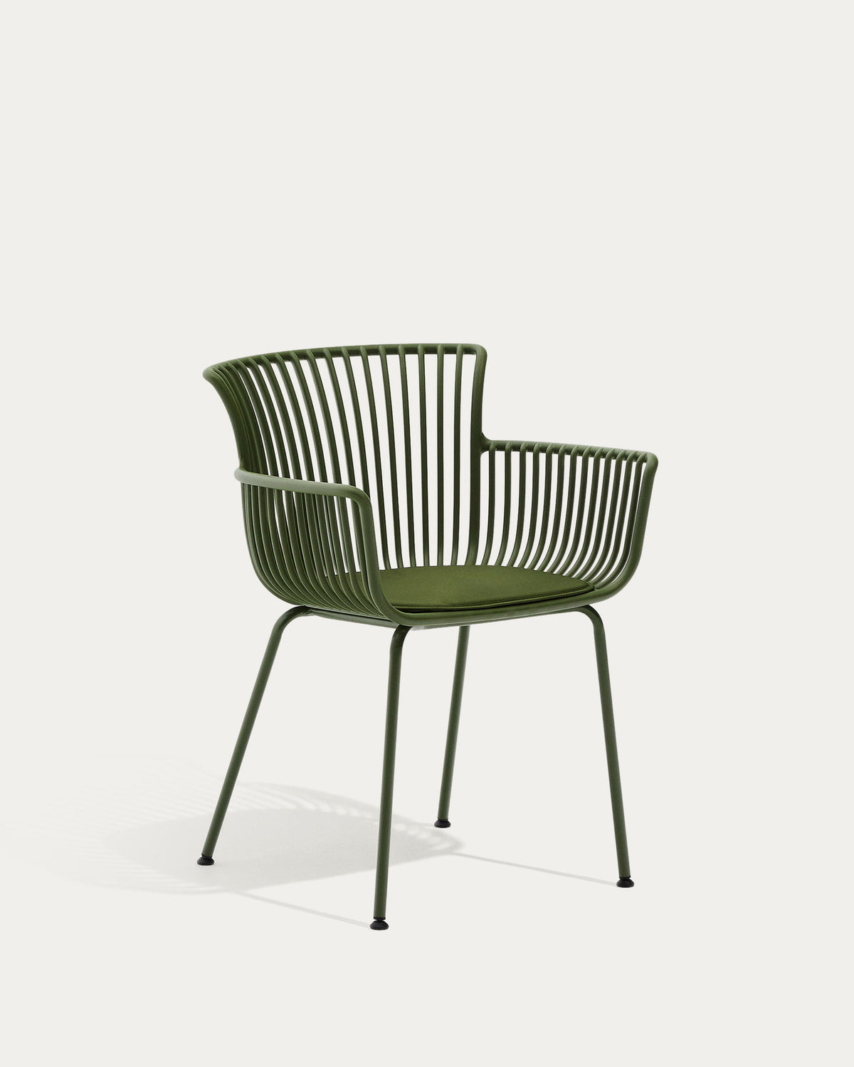 Outdoor-Stuhl Surpika mit grünen Stahlbeinen in Dunkelgrün präsentiert im Onlineshop von KAQTU Design AG. Gartenstuhl mit Armlehnen ist von Kave Home