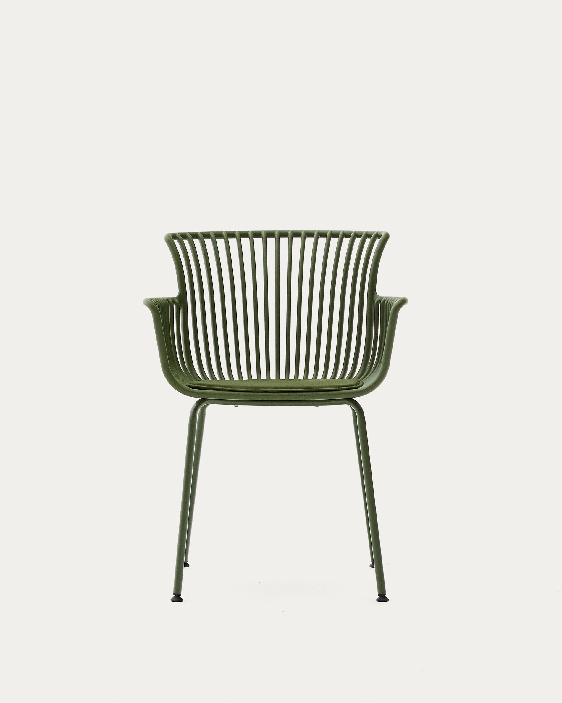 Der Outdoor-Stuhl Surpika von Kave Home kombiniert grüne Stahlbeine mit modernem Stil, perfekt für elegante Aussenbereiche.