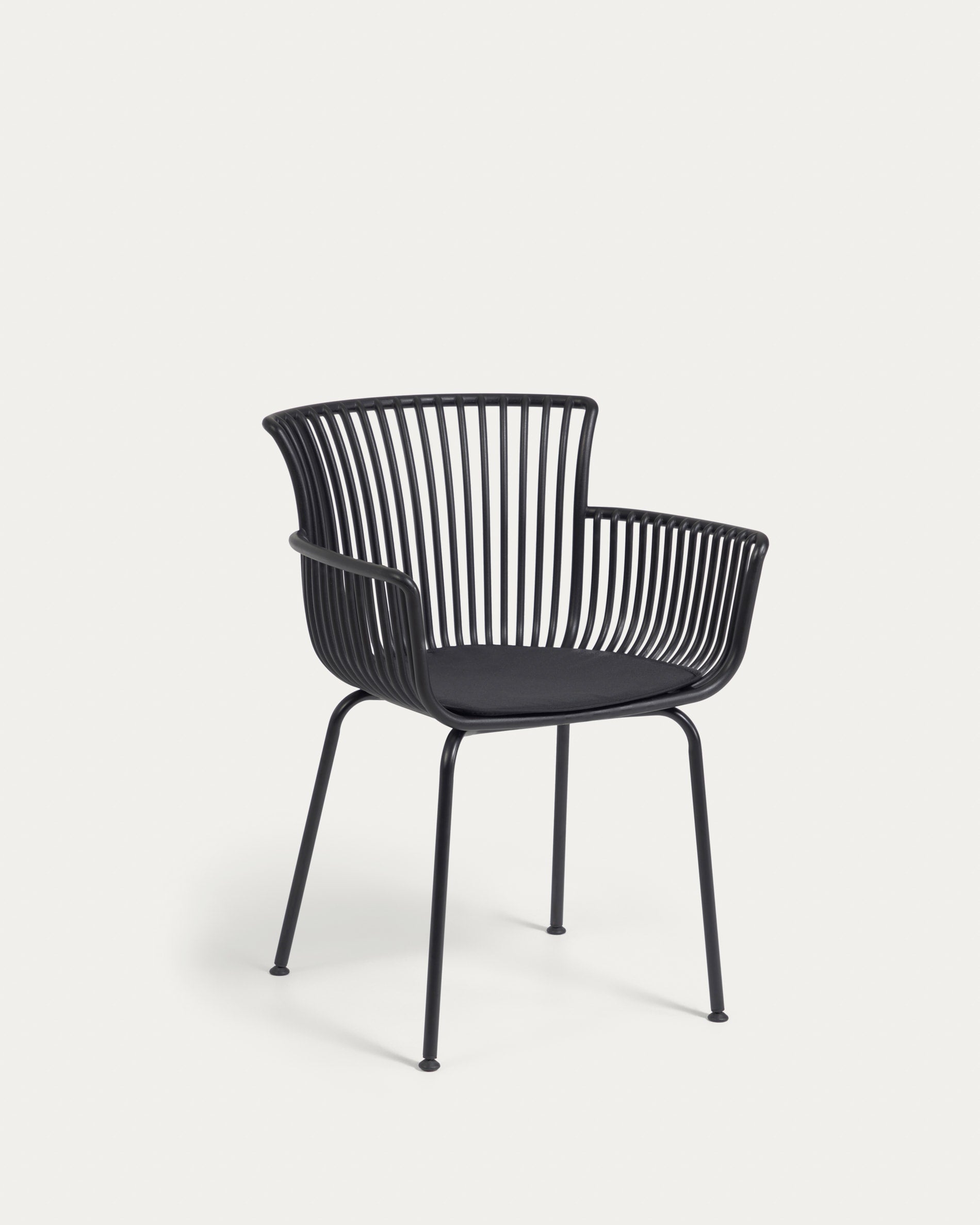 3D-Modell eines eleganten, ergonomischen schwarzen Outdoor-Stuhls Surpika von Kave Home.