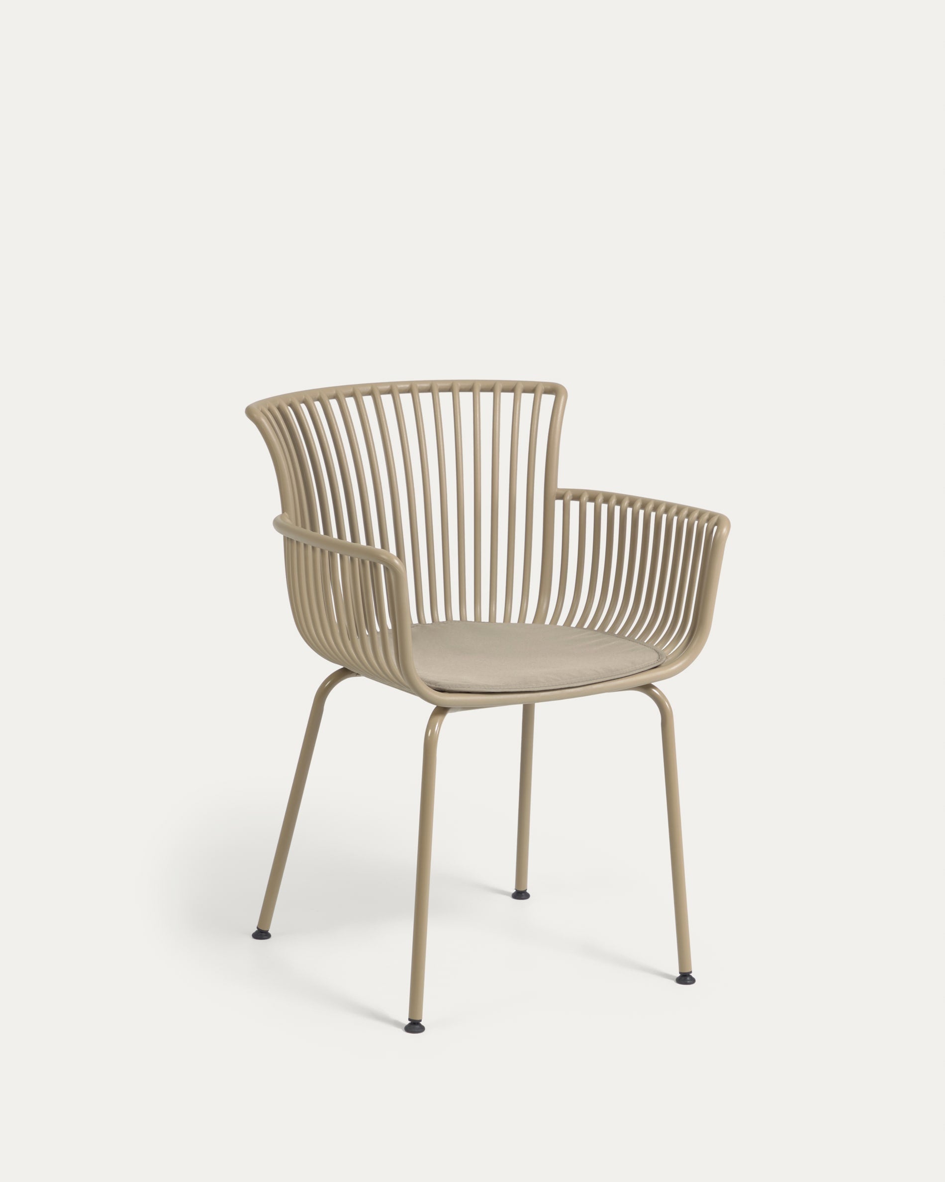 Eleganter, beiger Outdoor-Stuhl Surpika: ergonomisch, witterungsbeständig, umweltfreundlich, ideal für Garten & Balkon.