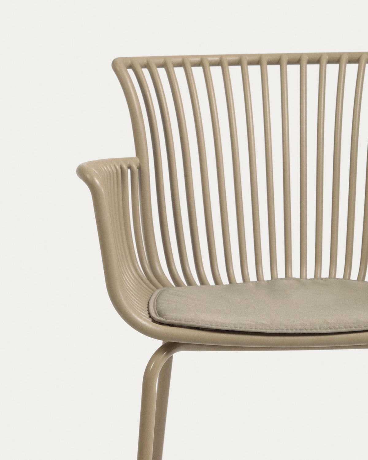 Outdoor Stuhl Surpika beige in Beige präsentiert im Onlineshop von KAQTU Design AG. Gartenstuhl mit Armlehnen ist von Kave Home