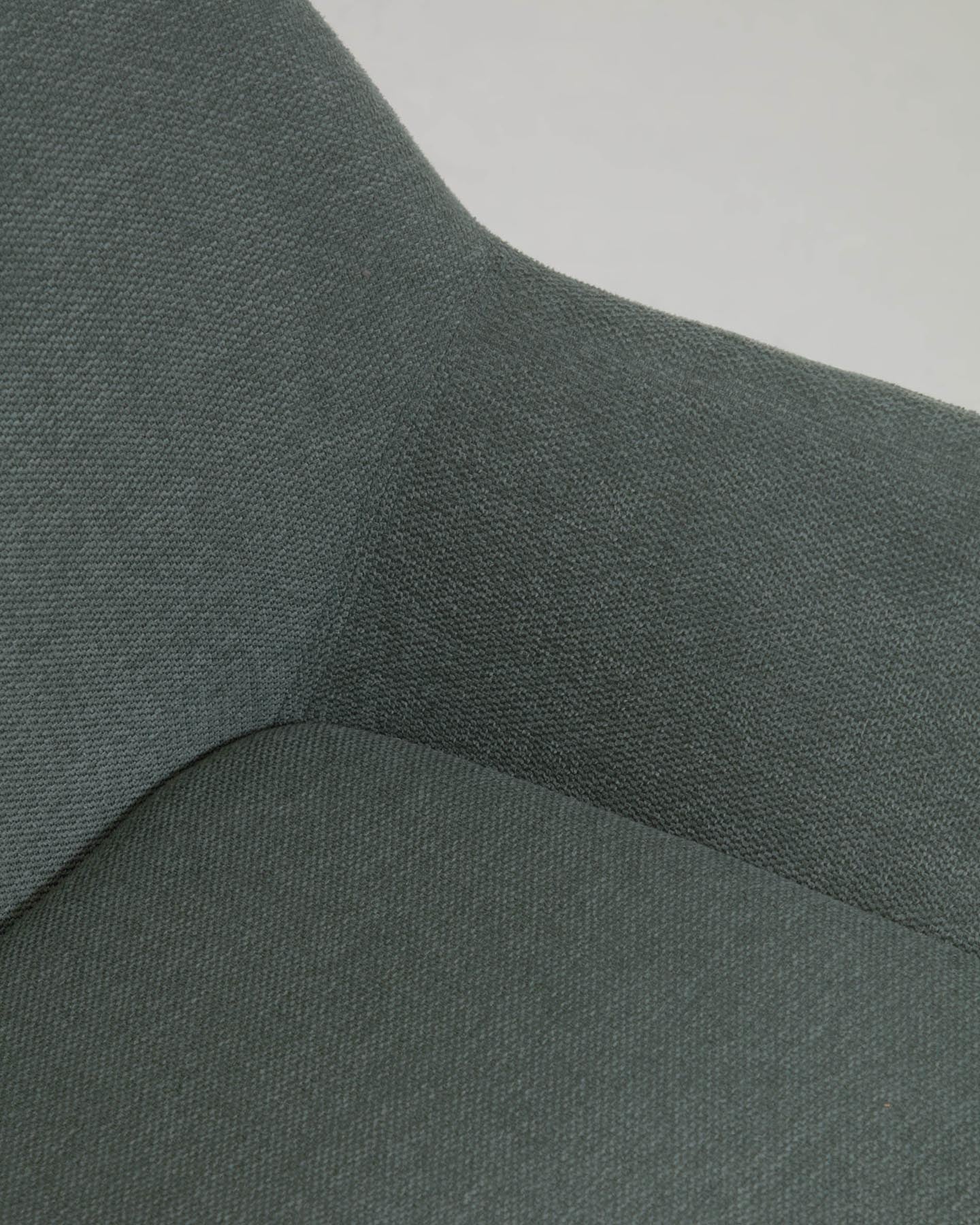 Konna Stuhl in Grün und Beine aus massivem Eschenholz mit dunklem Finish FR in Grün präsentiert im Onlineshop von KAQTU Design AG. Stuhl ist von Kave Home