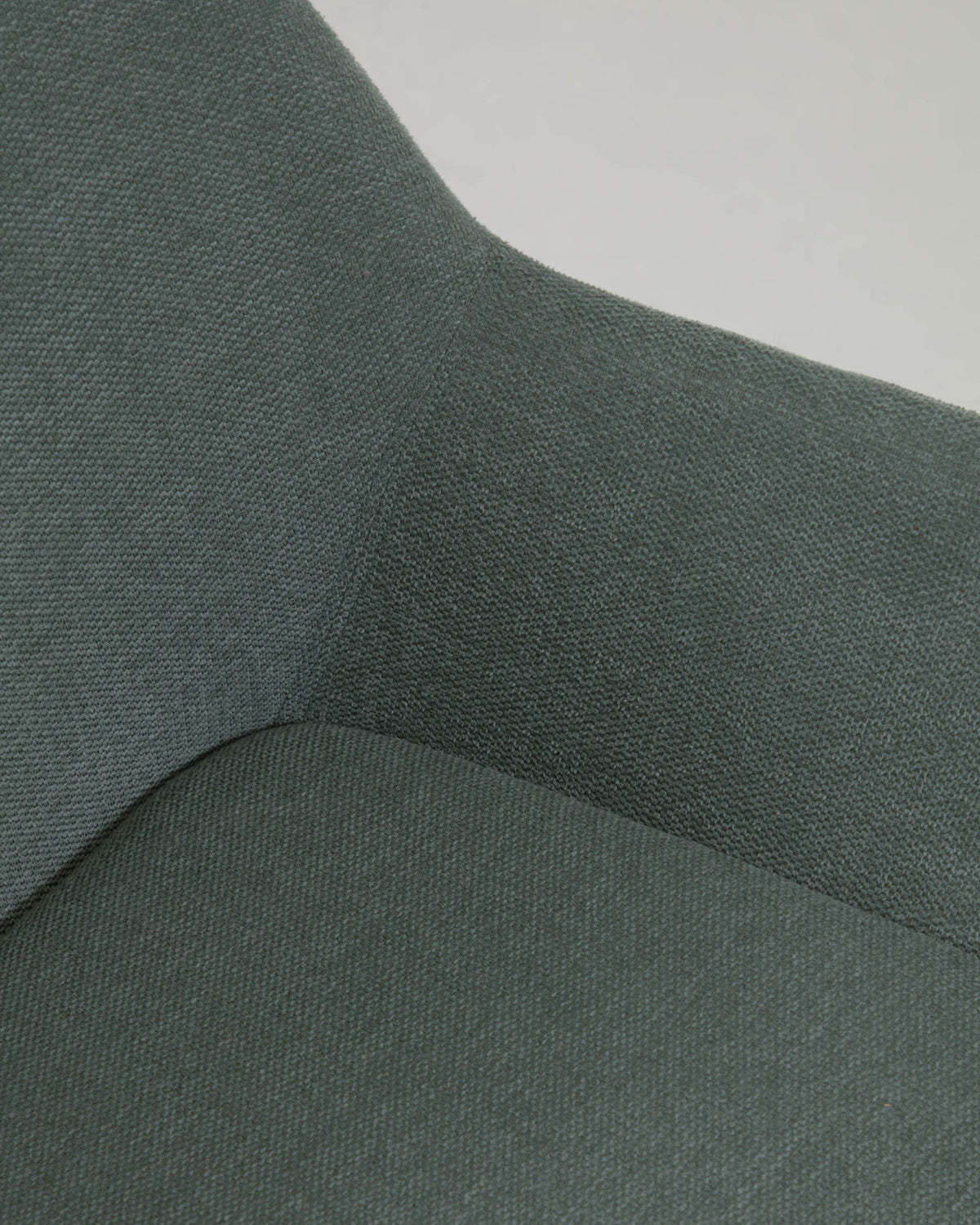 Konna Stuhl in Grün und Beine aus massivem Eschenholz mit dunklem Finish in Grün präsentiert im Onlineshop von KAQTU Design AG. Stuhl mit Armlehne ist von Kave Home