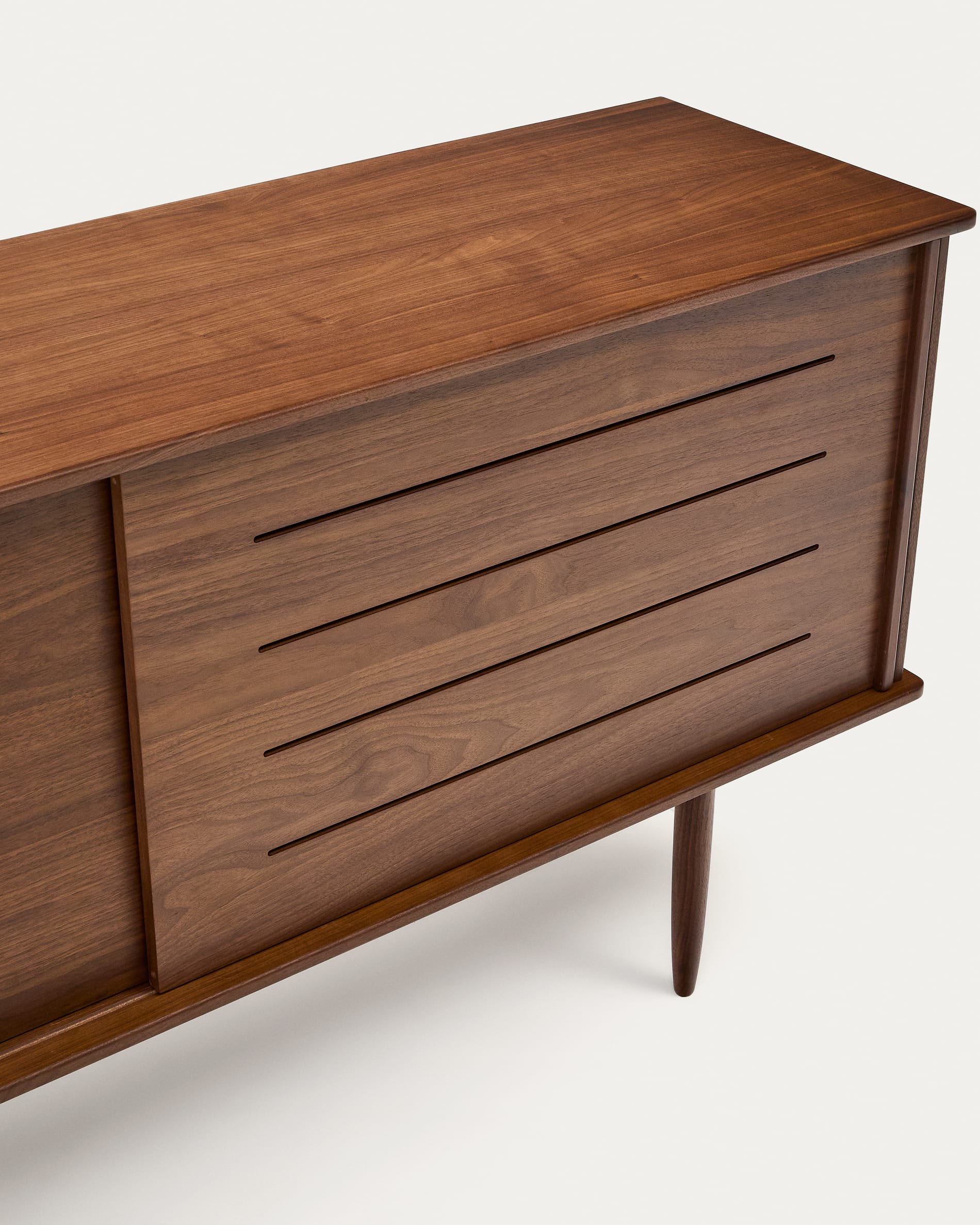 Entdecken Sie das Carolin Sideboard von Kave Home: Ein stilvolles Möbelstück aus Nussholzfurnier mit Retro-Charme, ideal für eleganten Stauraum.