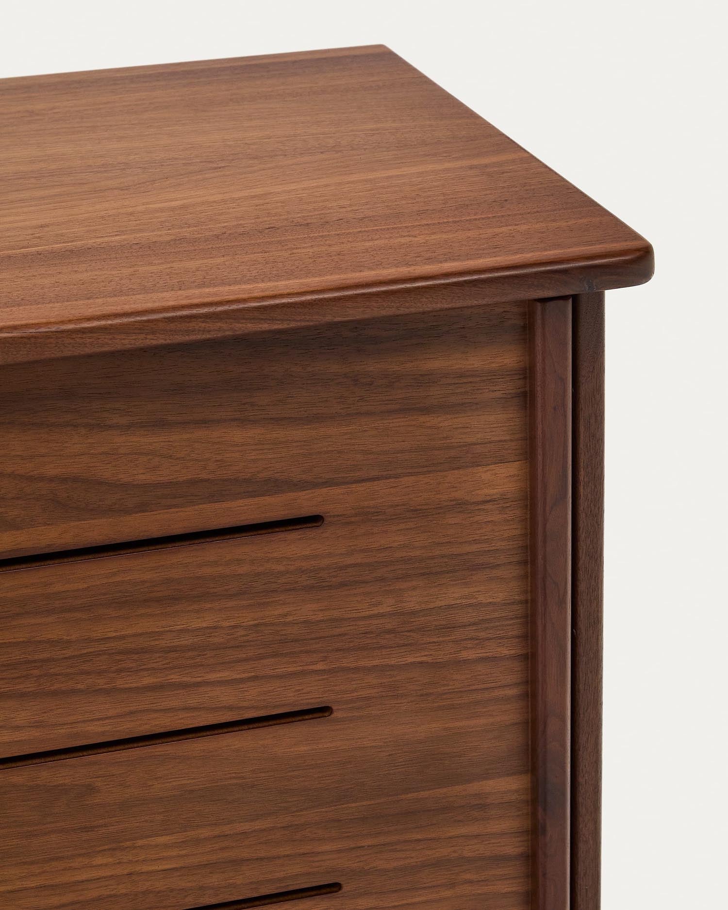 Erleben Sie das Carolin Sideboard von Kave Home: Ein elegantes Möbelstück aus Nussholzfurnier, das großzügigen Stauraum und zeitlosen Retro-Stil bietet.