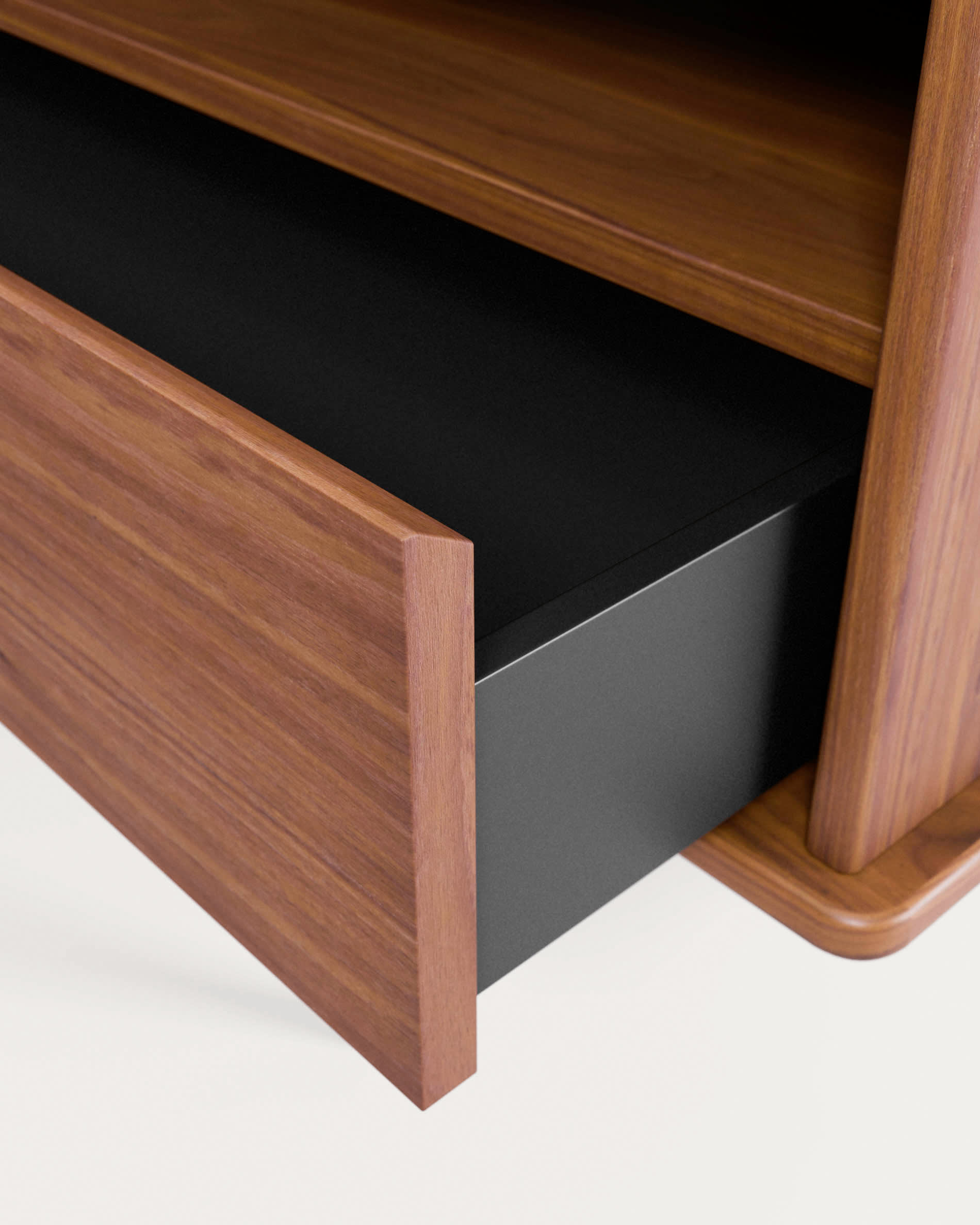 Stilvoller Carolin TV-Schrank aus hochwertigem Nussholzfurnier, 180 x 63,5 cm, mit eleganter Tür und Schublade für optimalen Stauraum.