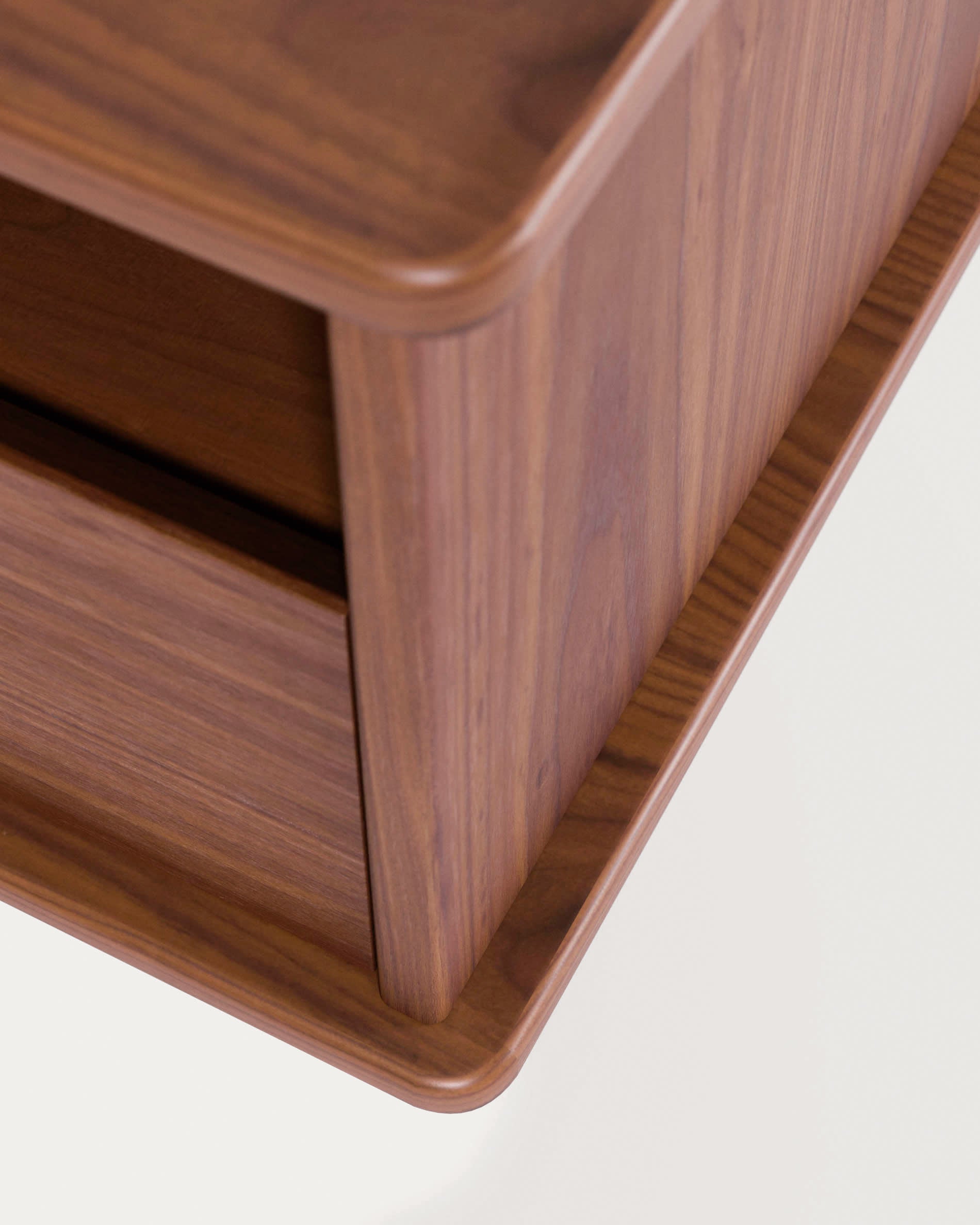 Entdecken Sie den Carolin TV-Schrank von Kave Home: 180 x 63,5 cm, aus edlem Nussholzfurnier, mit 1 Tür und 1 Schublade für stilvolle Aufbewahrung.