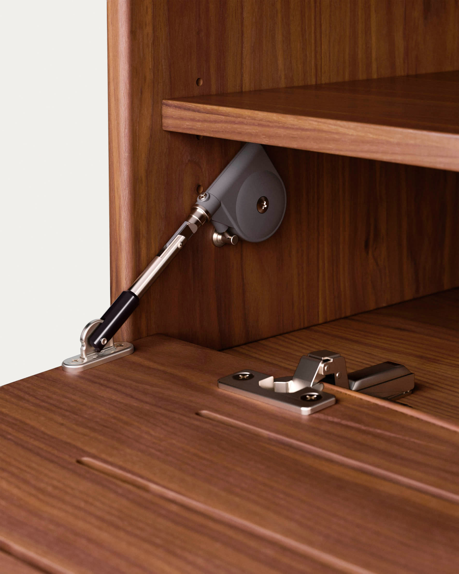 Der Carolin TV-Schrank von Kave Home kombiniert nostalgischen 50er Jahre Stil mit zeitgemäßer Eleganz. Aus hochwertigem Nussholzfurnier gefertigt, bietet er praktischen Stauraum.