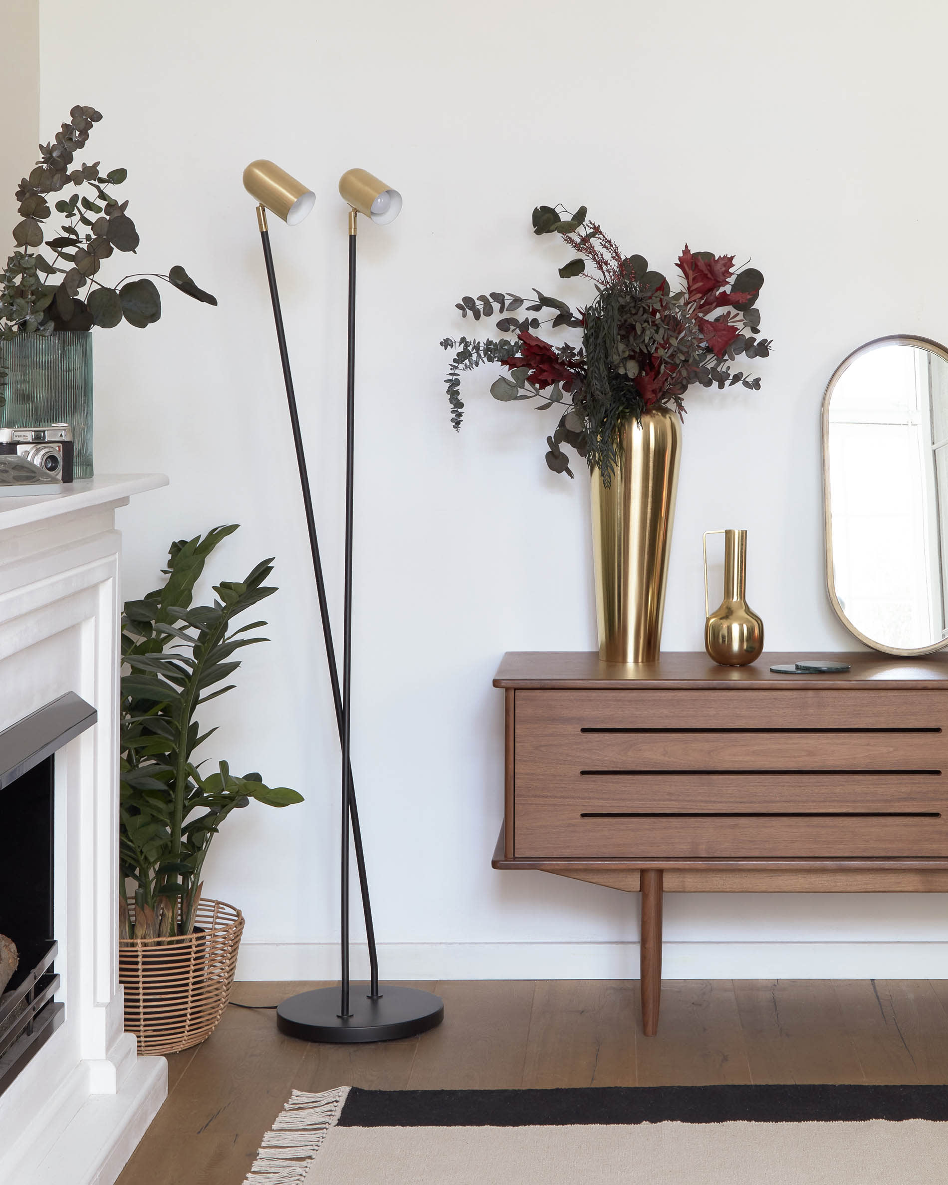 Moderner TV-Schrank aus edlem Nussholzfurnier, 180 x 63,5 cm, mit Tür und Schublade, von Kave Home, perfekt für Ihr Wohnzimmer.