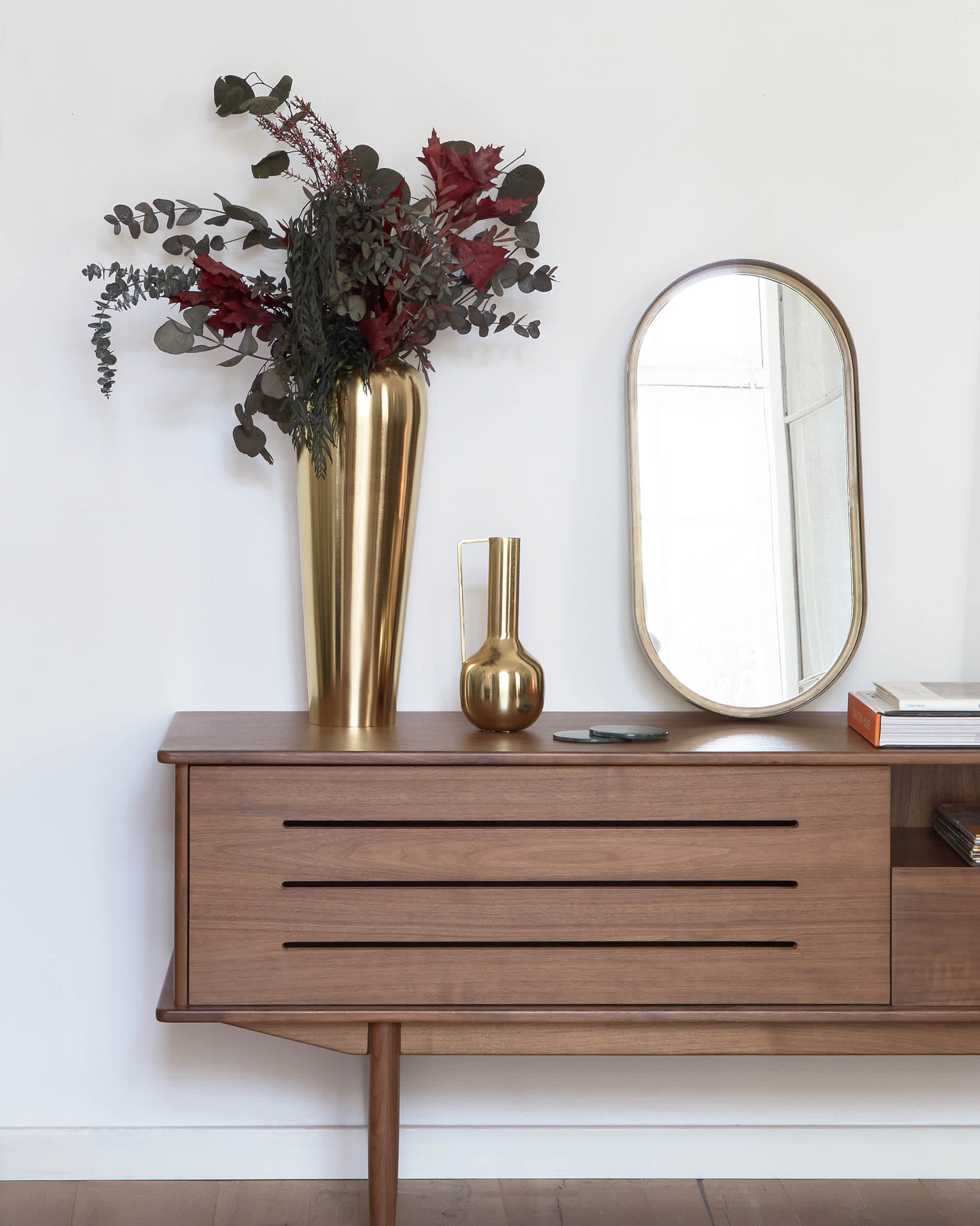 Eleganter TV-Schrank aus hochwertigem Nussholzfurnier, 180 x 63,5 cm, mit Tür und Schublade, ideal für stilvolle Wohnräume.