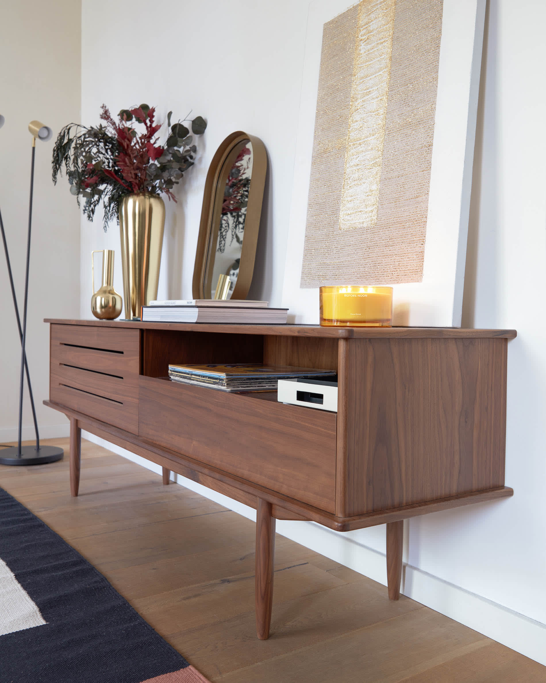 Eleganter TV-Schrank aus hochwertigem Nussholzfurnier, 180 x 63,5 cm, mit Tür und Schublade, ideal für stilvolle Wohnzimmer.