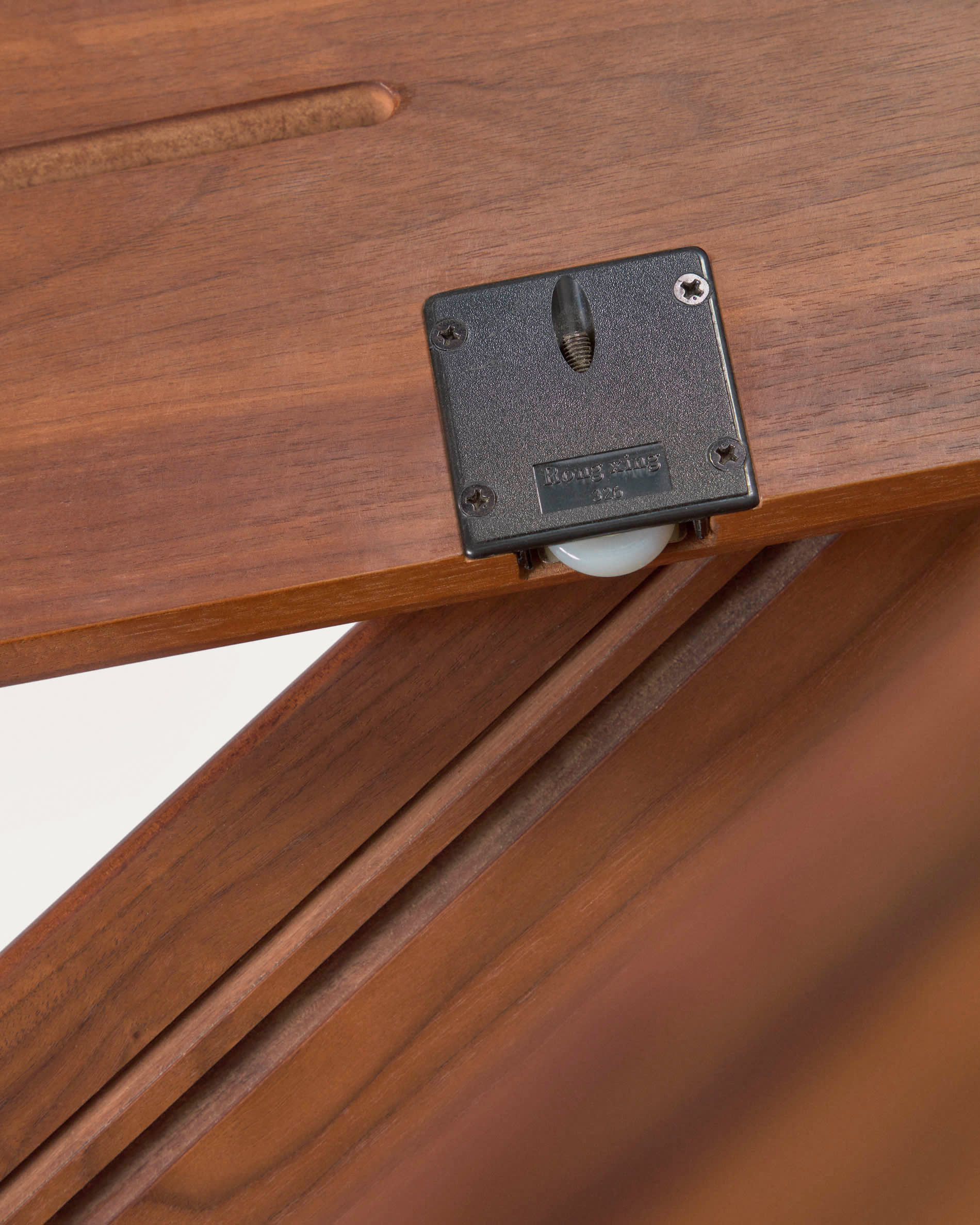 Erleben Sie das Carolin Regal aus hochwertigem Walnussholz (130 x 169 cm) von Kave Home – stilvolles Design trifft auf funktionalen Stauraum.