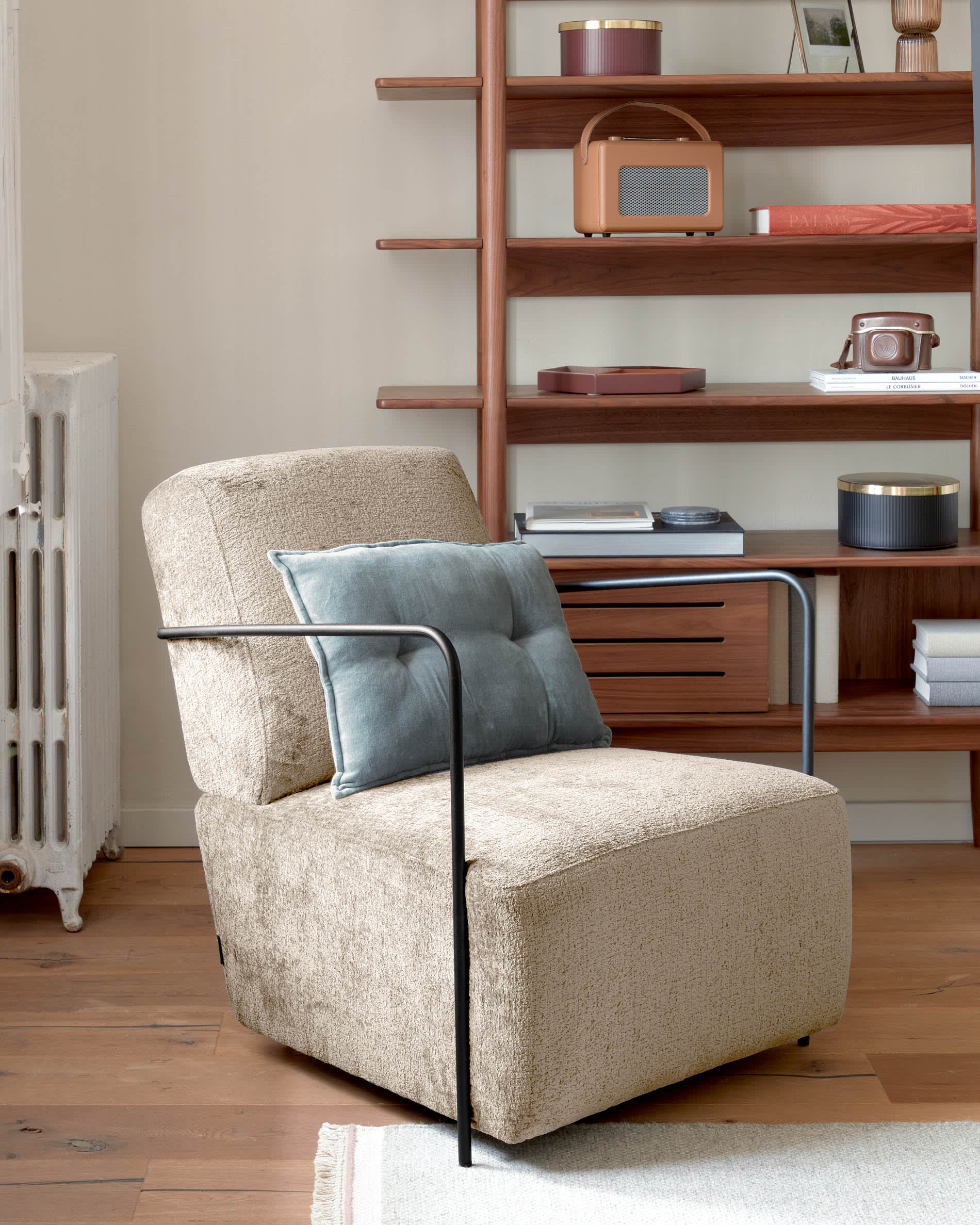 Stilvolles Carolin Regal aus massivem Walnussholz, 130 x 169 cm – perfekter Stauraum für Bücher und Deko, vereint Eleganz und Funktionalität.