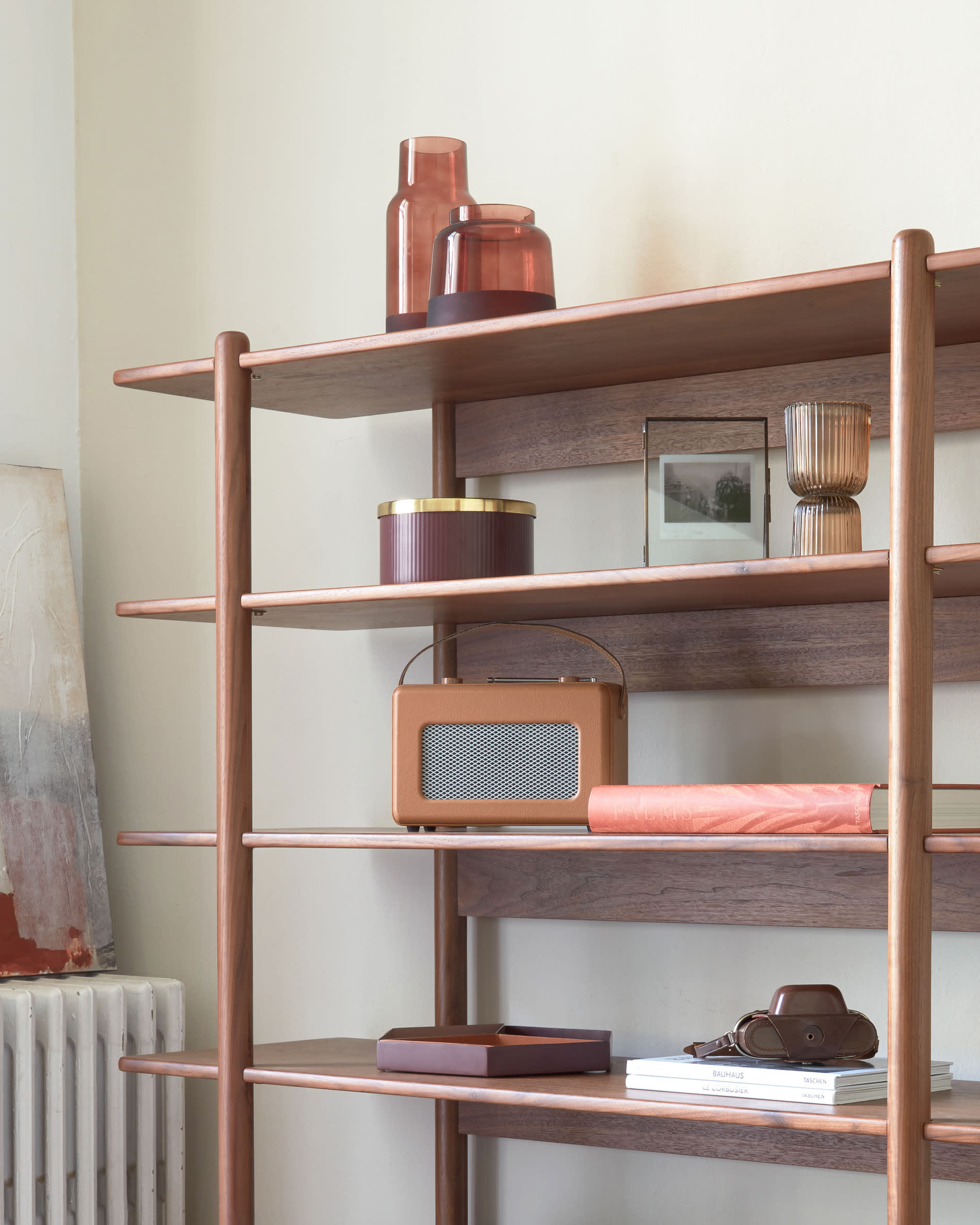 Elegantes Carolin Regal aus massivem Walnussholz, 130 x 169 cm, von Kave Home – stilvoll und funktional für Ihr Zuhause.