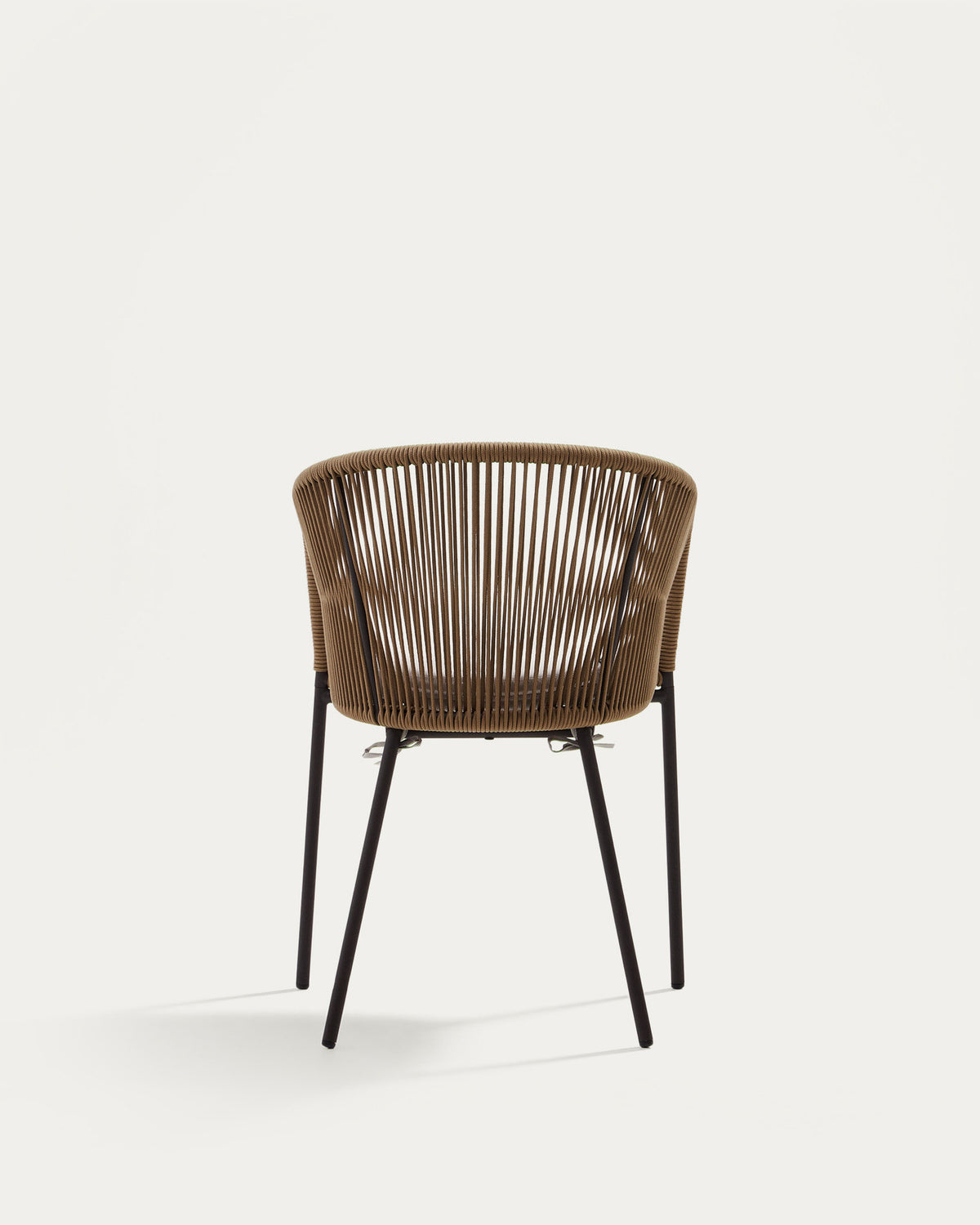 Yanet Stuhl aus Seil in Beige mit Beinen aus verzinktem Stahl in Beige präsentiert im Onlineshop von KAQTU Design AG. Gartenstuhl mit Armlehnen ist von Kave Home