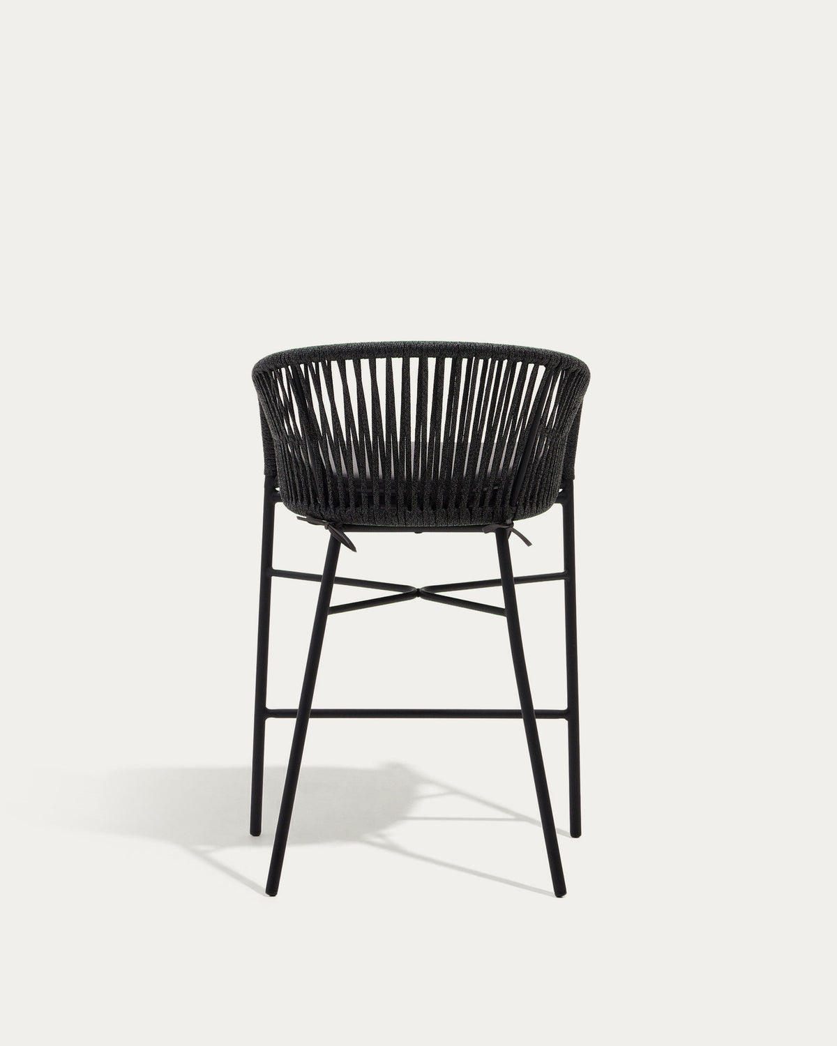 Yanet Hocker aus schwarzem Seil und verzinktem Stahl, Höhe 65 cm in Schwarz präsentiert im Onlineshop von KAQTU Design AG. Outdoor-Barstuhl mit Armlehne ist von Kave Home