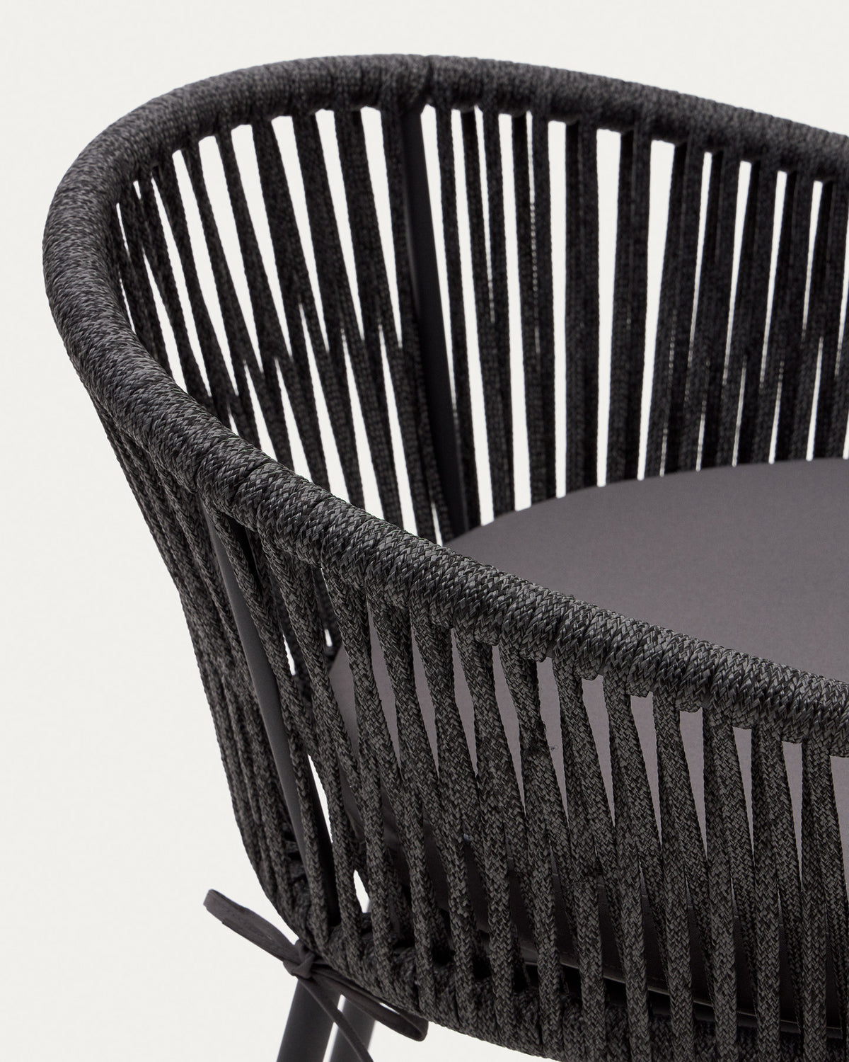 Yanet Hocker aus schwarzem Seil und verzinktem Stahl, Höhe 65 cm in Schwarz präsentiert im Onlineshop von KAQTU Design AG. Outdoor-Barstuhl mit Armlehne ist von Kave Home
