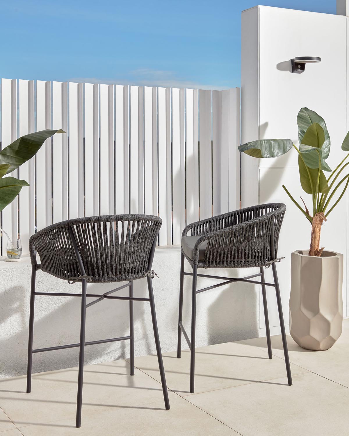 Yanet Hocker 65 cm: Modernes Design aus schwarzem Seil von Kave Home.