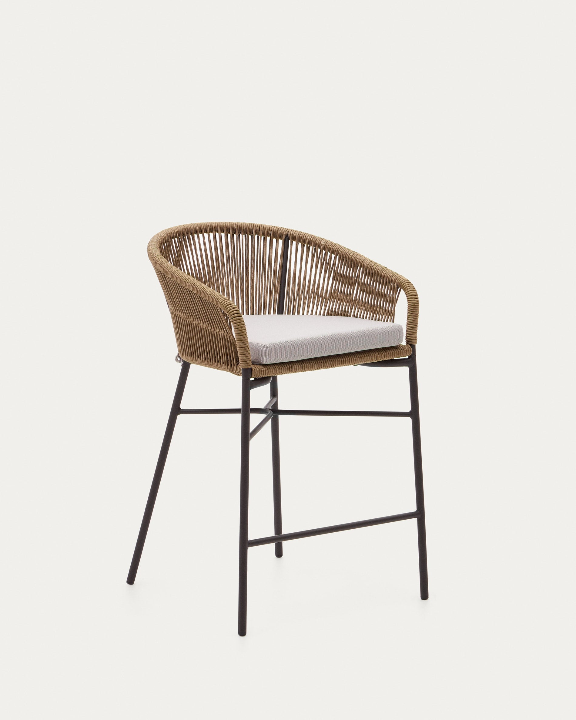 3D-Modell eines eleganten, wetterfesten Yanet Hockers aus beigem Seil, 65 cm hoch, ideal für Terrasse und Garten.