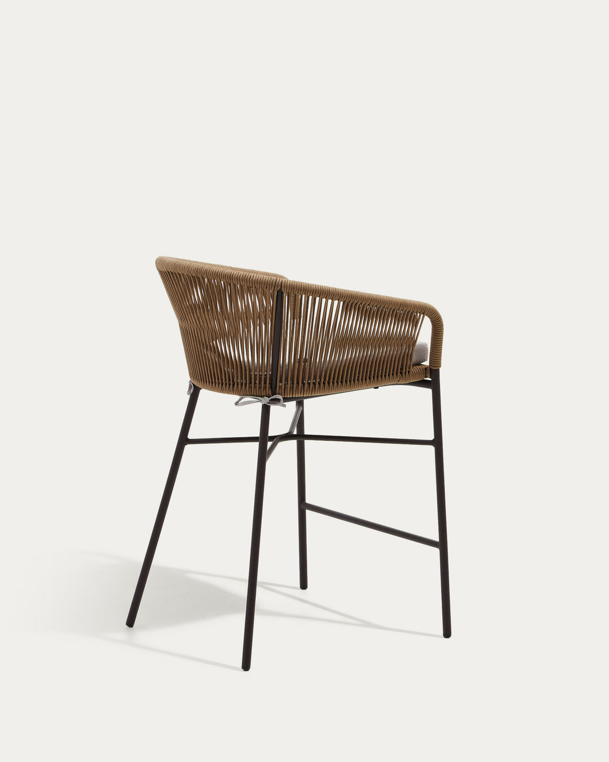 Yanet Hocker aus beigem Seil und verzinktem Stahl, Höhe 65 cm in Beige präsentiert im Onlineshop von KAQTU Design AG. Outdoor-Barstuhl mit Armlehne ist von Kave Home