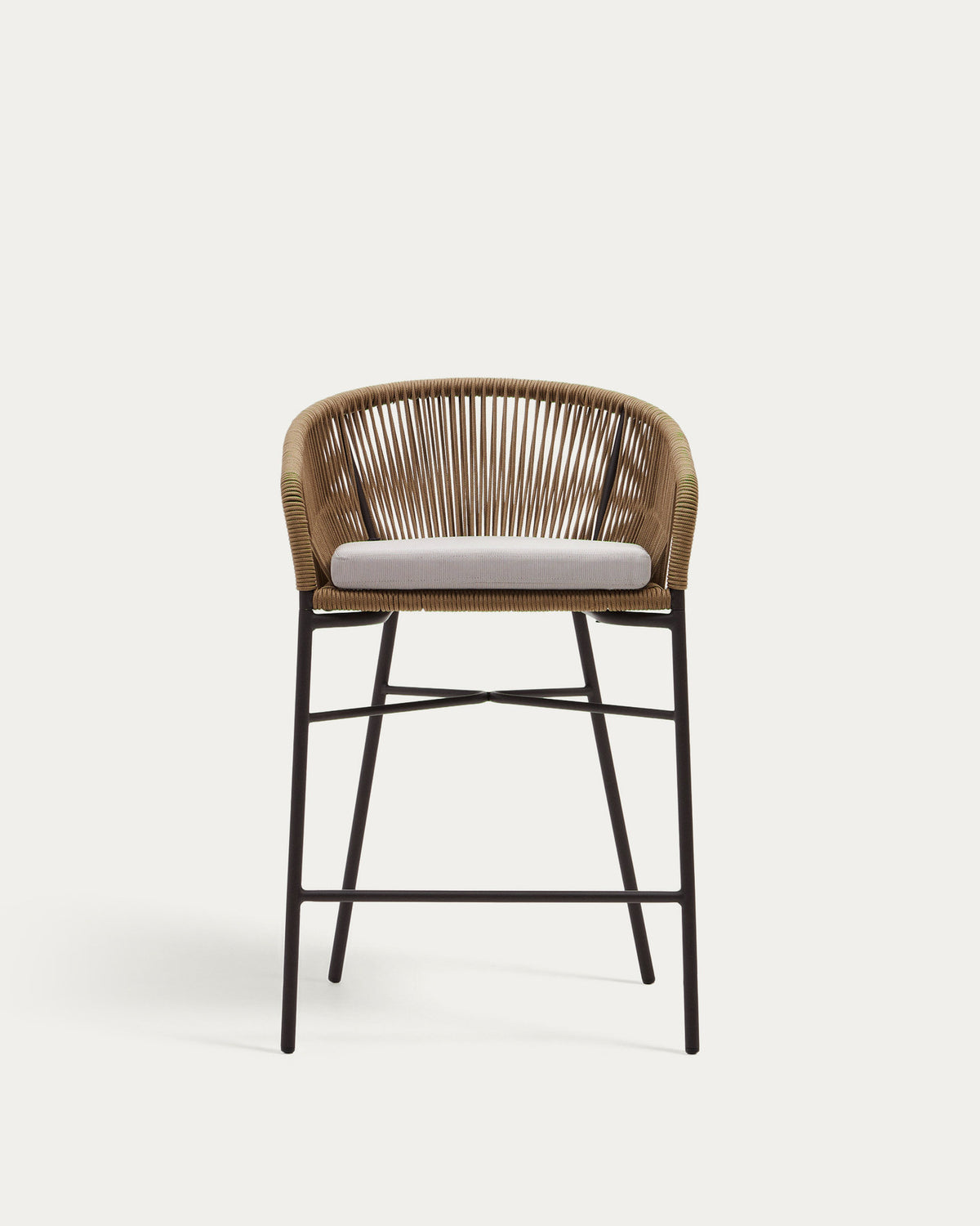 Yanet Hocker aus beigem Seil und verzinktem Stahl, Höhe 65 cm in Beige präsentiert im Onlineshop von KAQTU Design AG. Outdoor-Barstuhl mit Armlehne ist von Kave Home