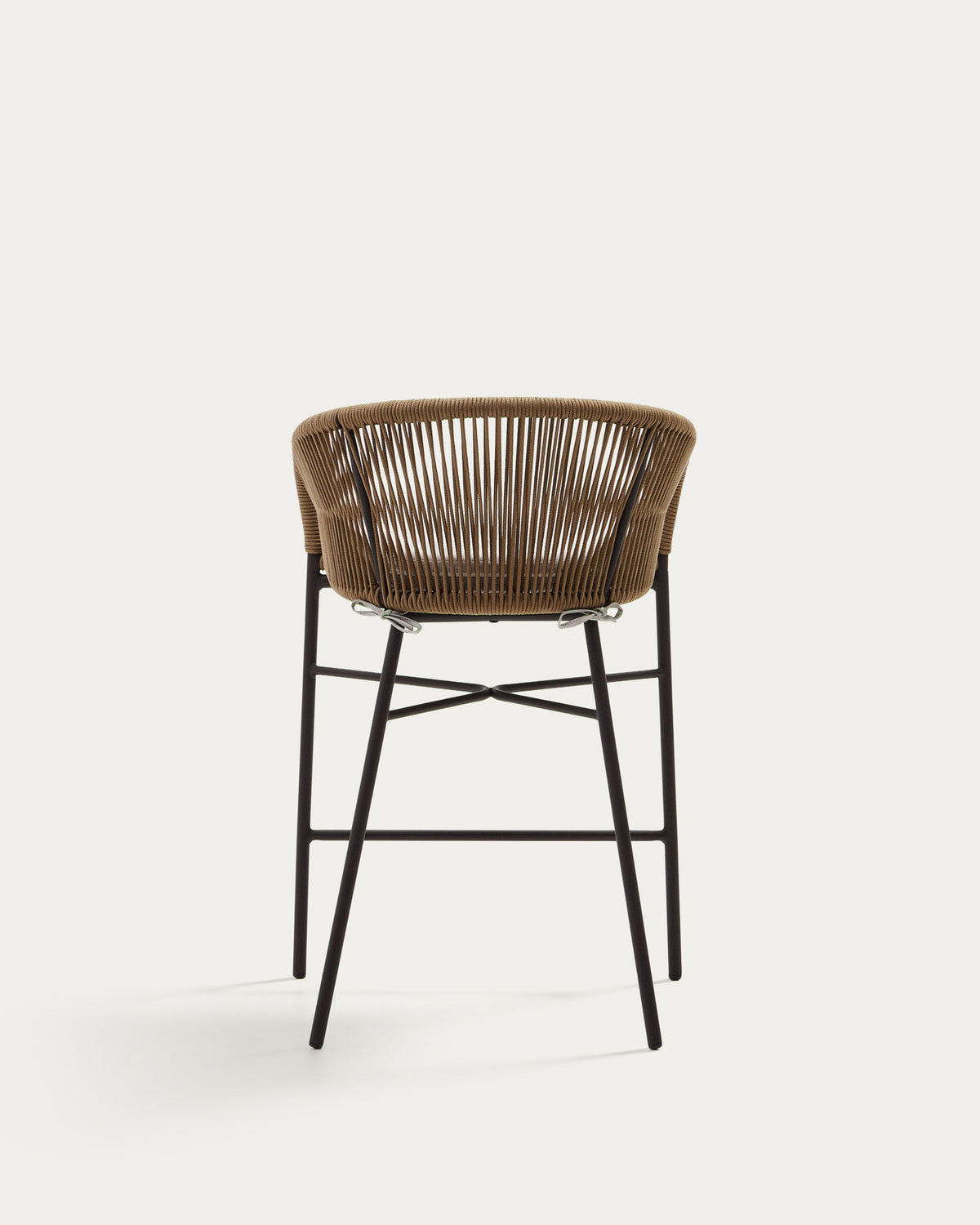 Yanet Hocker aus beigem Seil und verzinktem Stahl, Höhe 65 cm in Beige präsentiert im Onlineshop von KAQTU Design AG. Outdoor-Barstuhl mit Armlehne ist von Kave Home