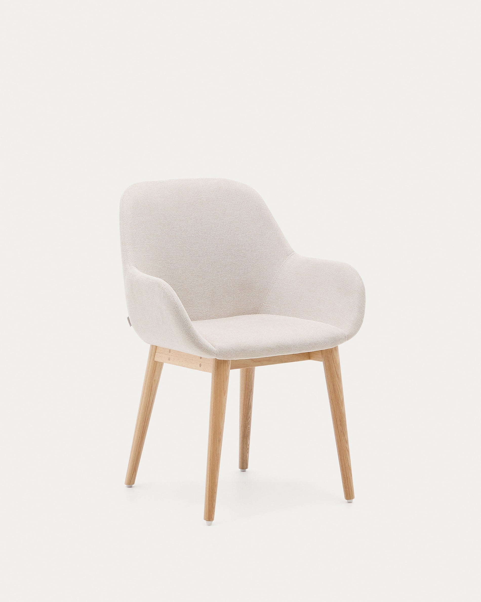 3D-Modell des eleganten Konna Stuhls in Beige mit Eschenholzbeinen, ideal für stilvolle Esszimmer.