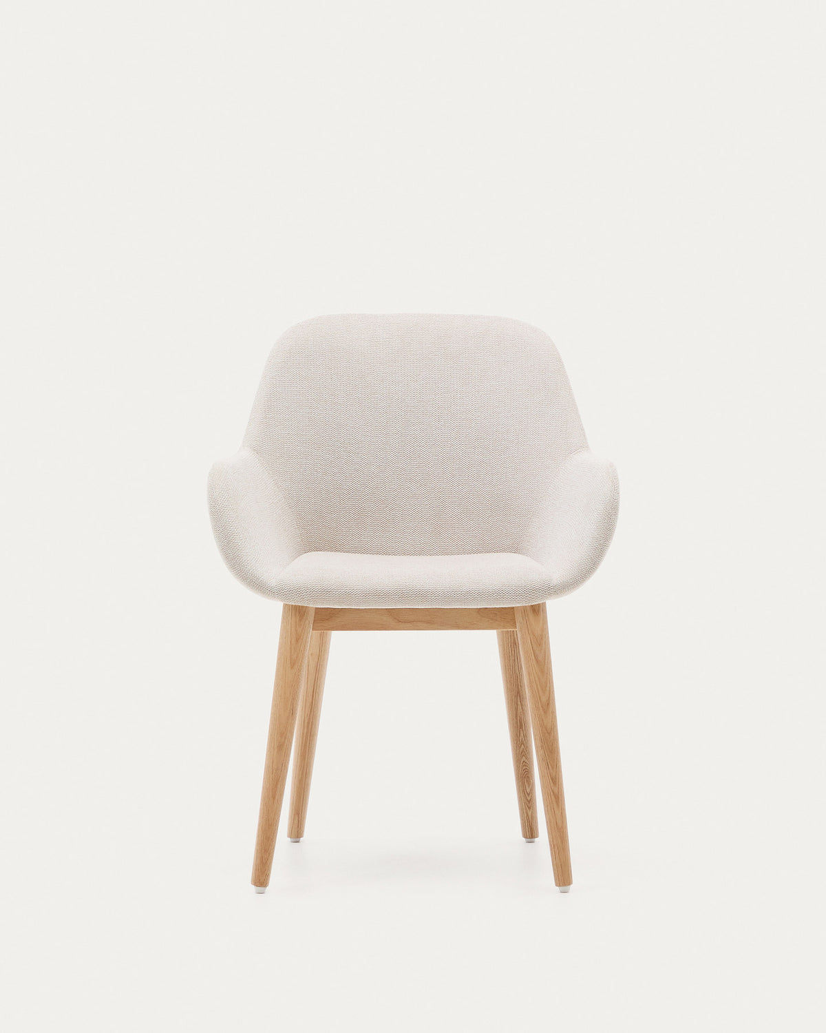 Konna Stuhl in Beige und Beine aus massivem Eschenholz mit natürlichem Finish in Beige präsentiert im Onlineshop von KAQTU Design AG. Stuhl mit Armlehne ist von Kave Home