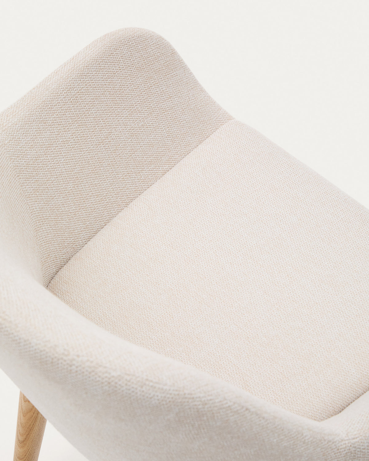 Konna Stuhl in Beige und Beine aus massivem Eschenholz mit natürlichem Finish in Beige präsentiert im Onlineshop von KAQTU Design AG. Stuhl mit Armlehne ist von Kave Home