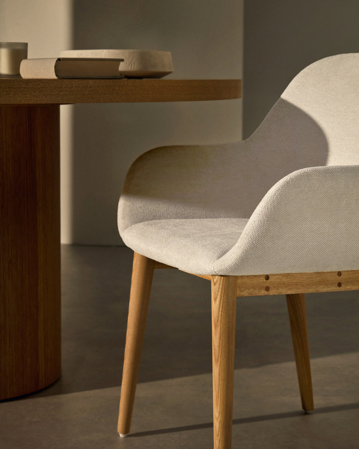 Konna Stuhl in Beige und Beine aus massivem Eschenholz mit natürlichem Finish in Beige präsentiert im Onlineshop von KAQTU Design AG. Stuhl mit Armlehne ist von Kave Home