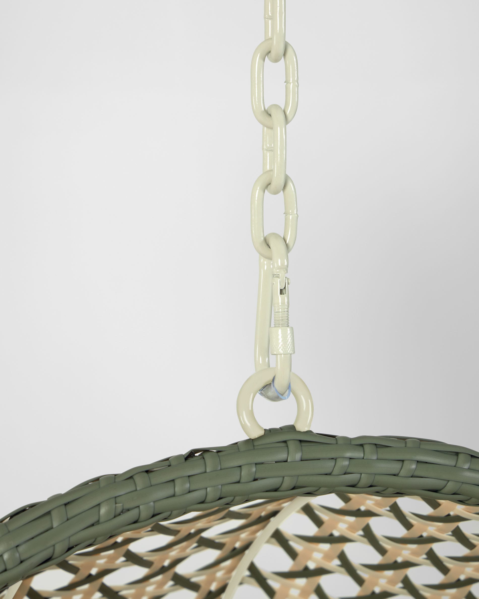 Der Cira Hängesessel von Kave Home vereint stilvolles Design und Komfort in einem farbenfrohen, wetterfesten Geflecht – ideal für drinnen und draußen.