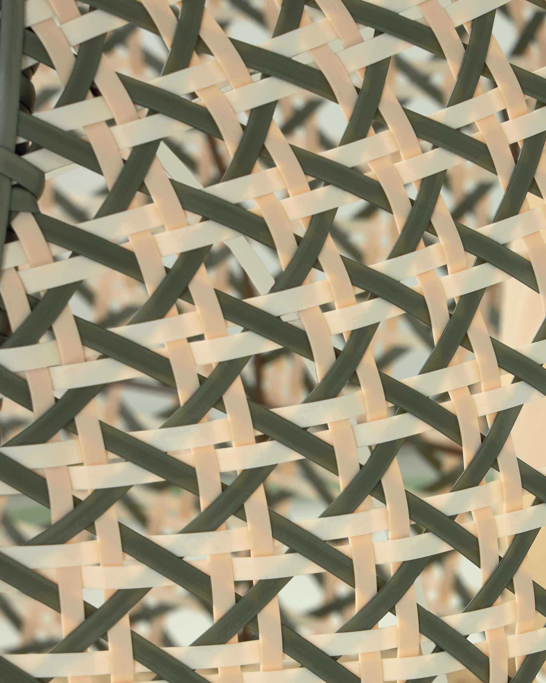 Der Cira Hängesessel von Kave Home bietet eine harmonische Kombination aus lebendigem Design und gemütlichem Komfort, perfekt für entspannte Momente.