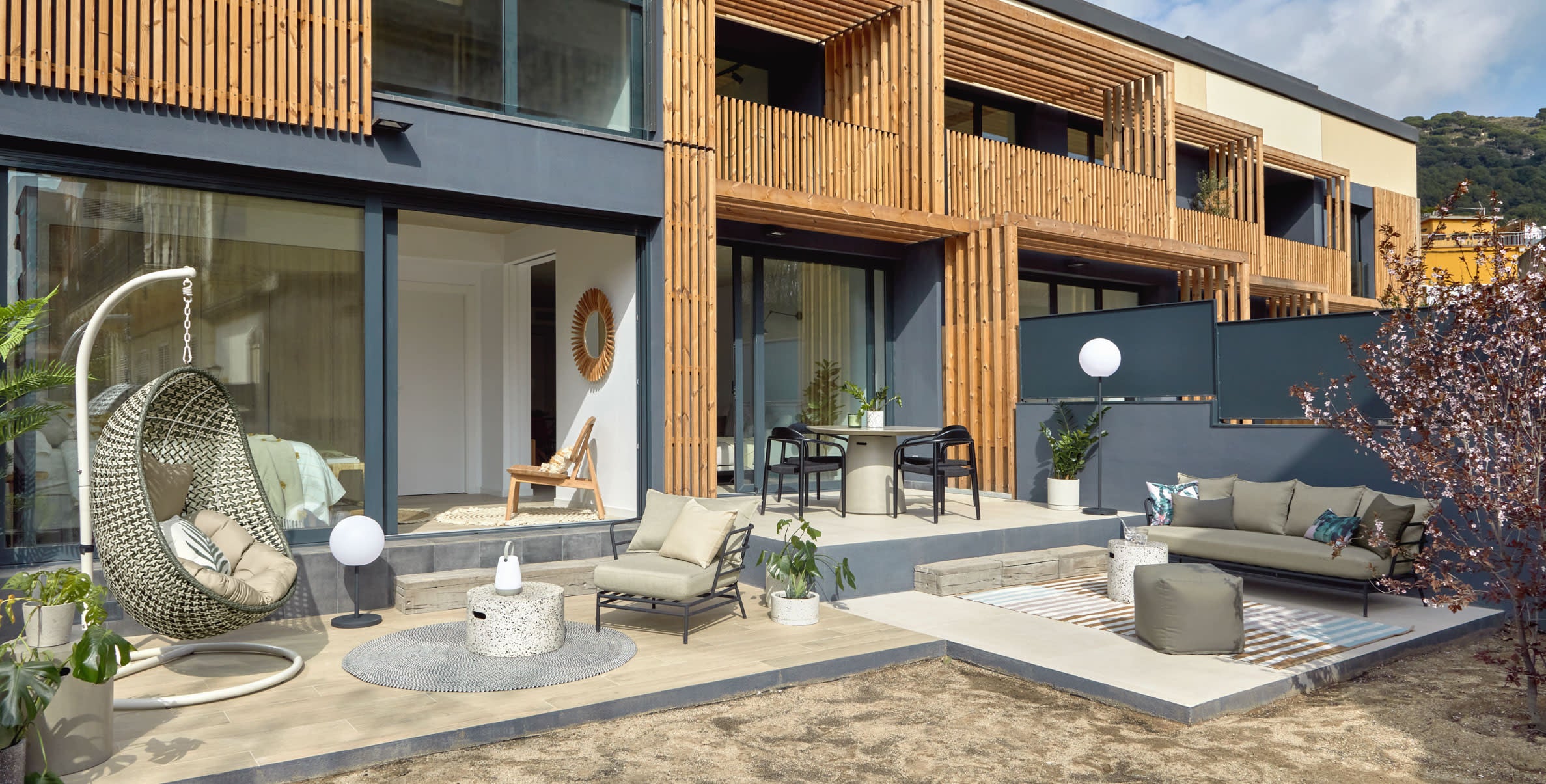 Der Cira Hängesessel von Kave Home bietet farbenfrohes Design und Bequemlichkeit, perfekt für entspannte Momente zuhause.