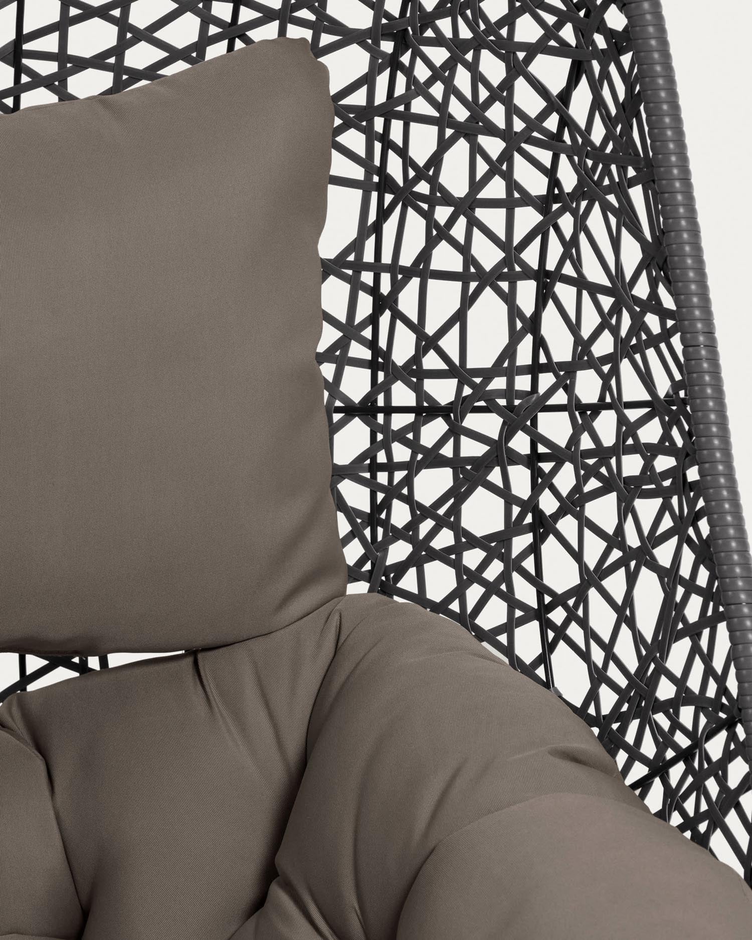 Eleganter Florina Hängesessel in Dunkelgrau von Kave Home, perfekt für gemütliche Stunden drinnen und draußen. Hochwertig, ergonomisch und pflegeleicht.