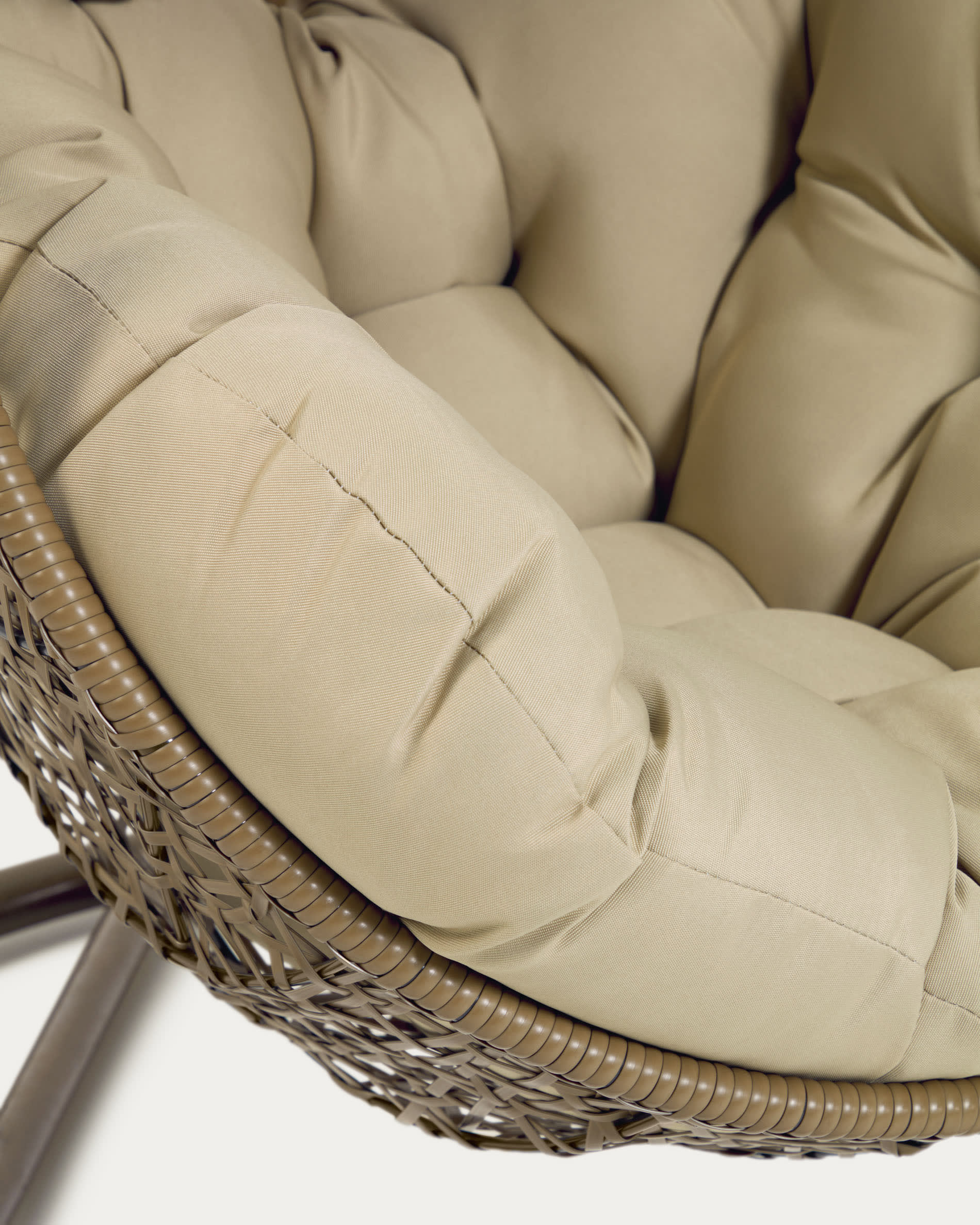 Der Florina Hängesessel in Braun von Kave Home bietet stilvolle Entspannung mit ergonomischem Design und wetterfestem Material für jeden Raum.