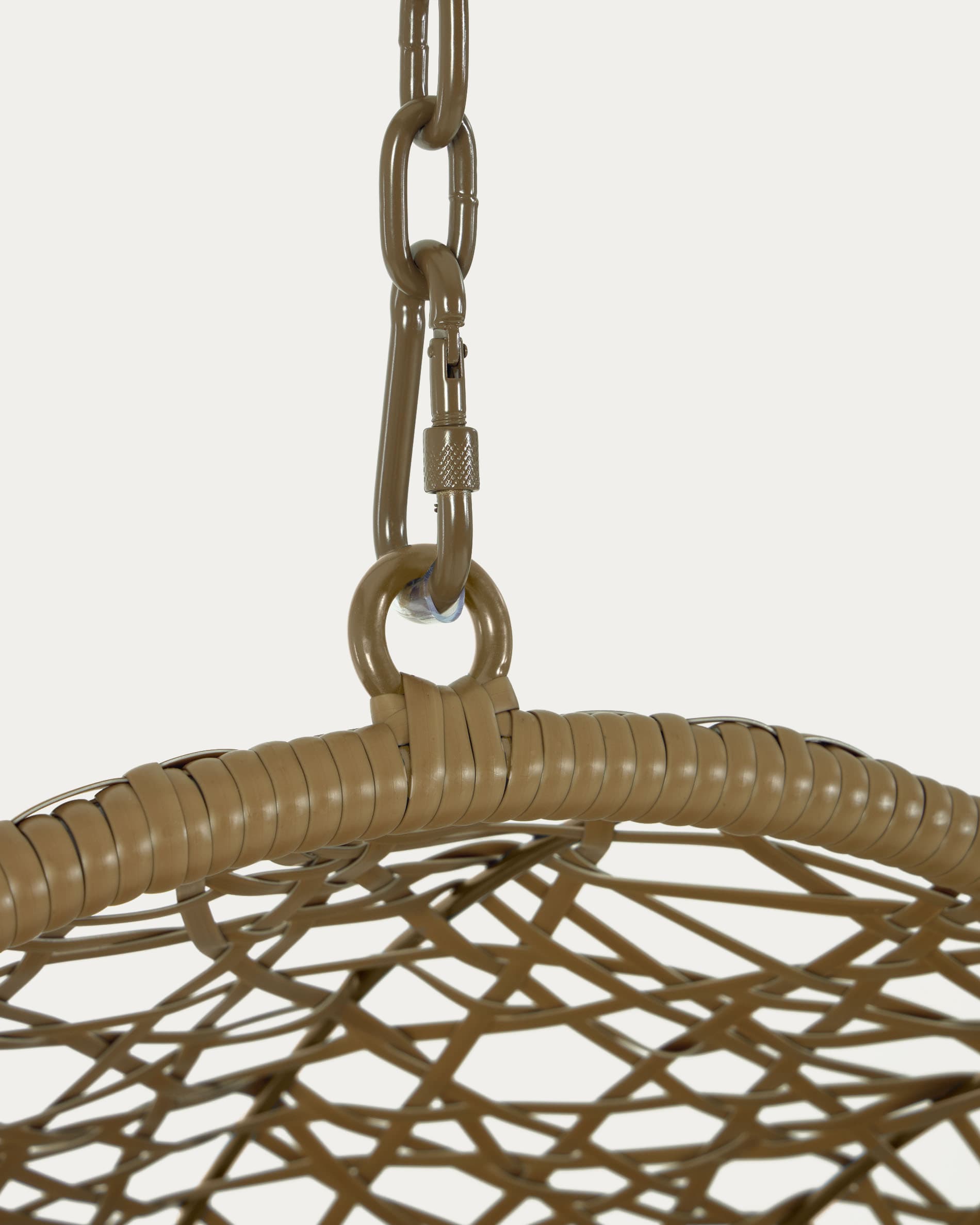 Erlebe mit dem Florina Hängesessel in Braun von Kave Home exotischen Komfort und stilvolle Akzente für dein Zuhause.