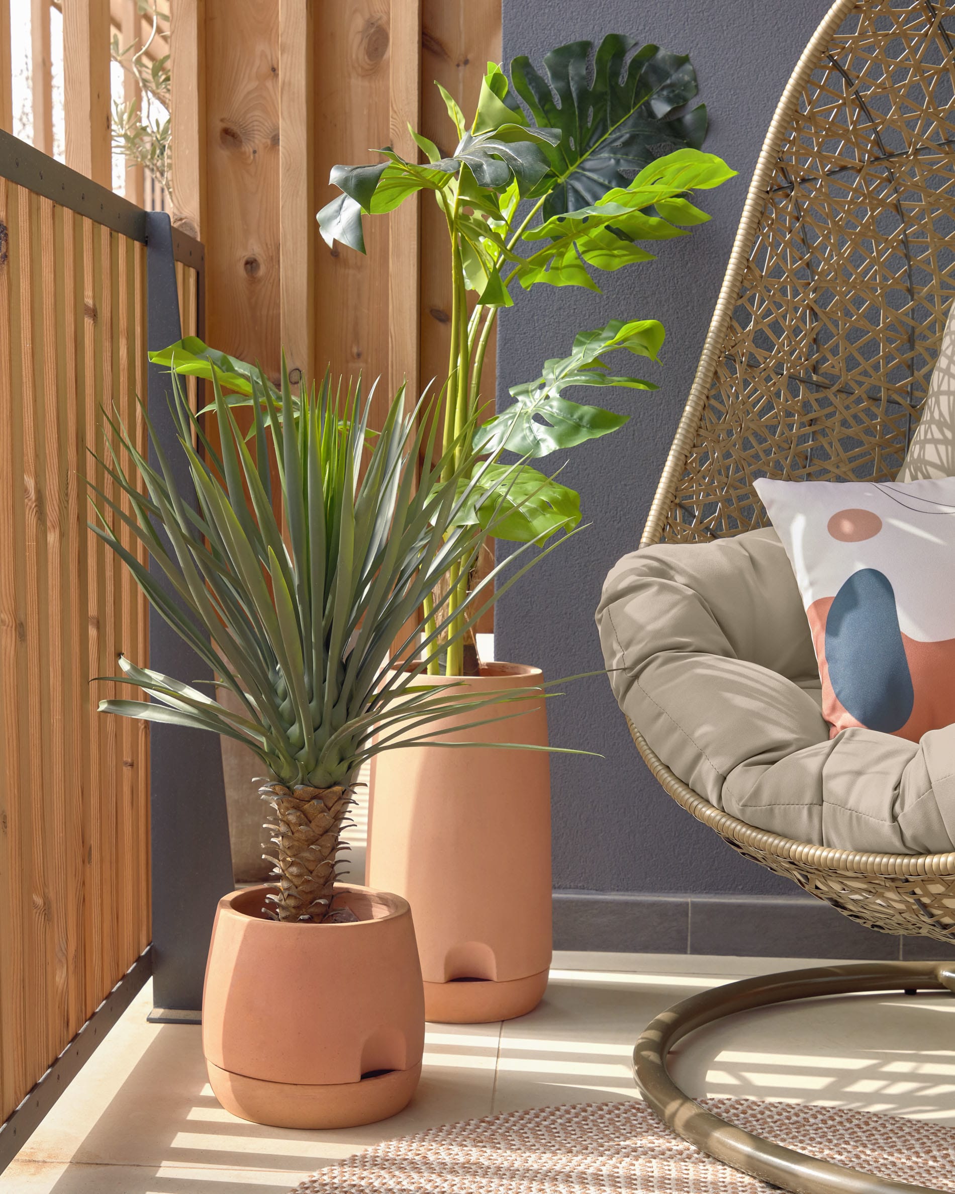 Der Florina Hängesessel in Braun von Kave Home bietet stilvollen Komfort für drinnen und draussen, ideal für entspannte Stunden.