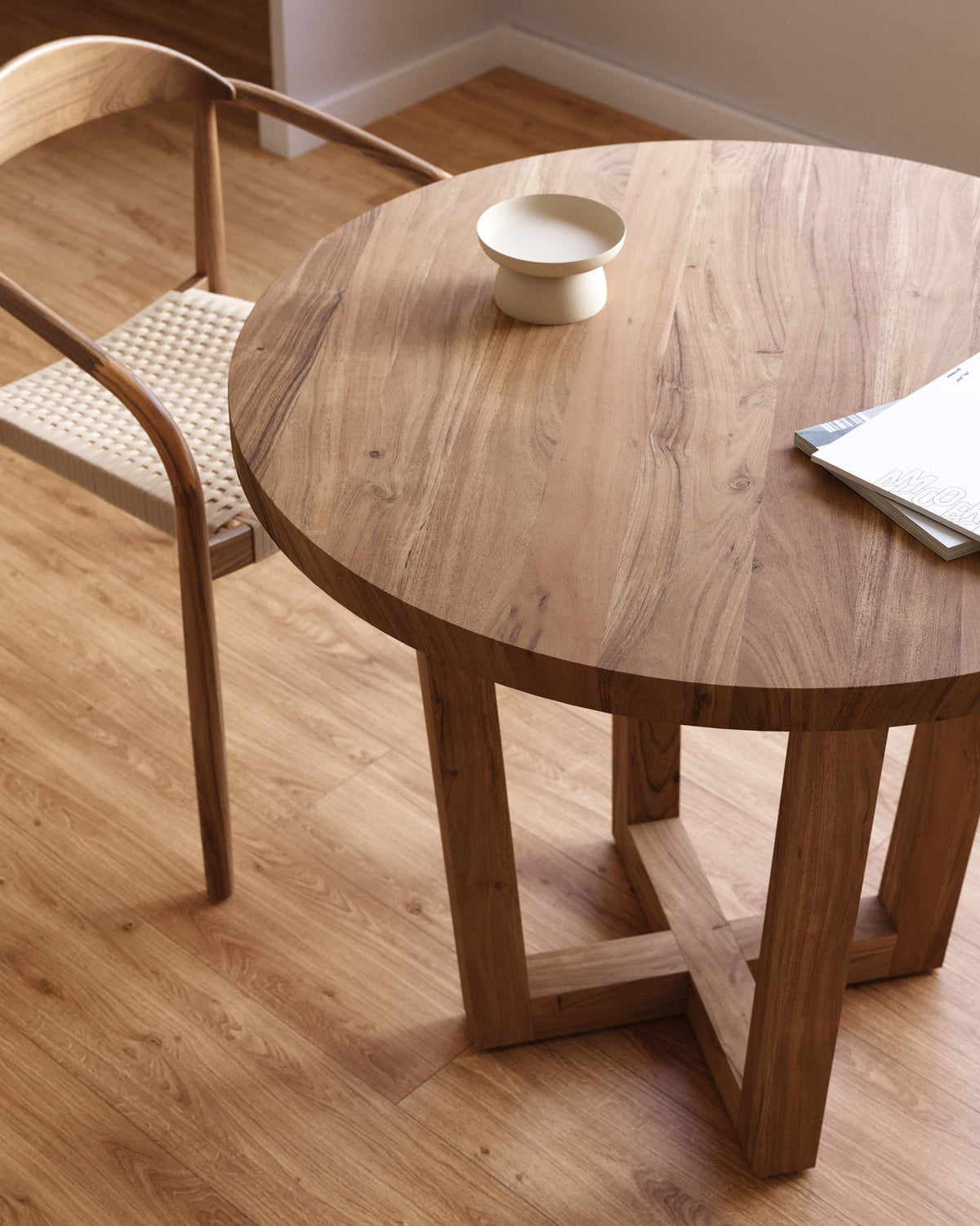 Runder Tisch Nahla aus massivem Akazienholz mit natürlichem Finish, Ø 90 cm, FSC 100 % in Natur präsentiert im Onlineshop von KAQTU Design AG. Esstisch ist von Kave Home
