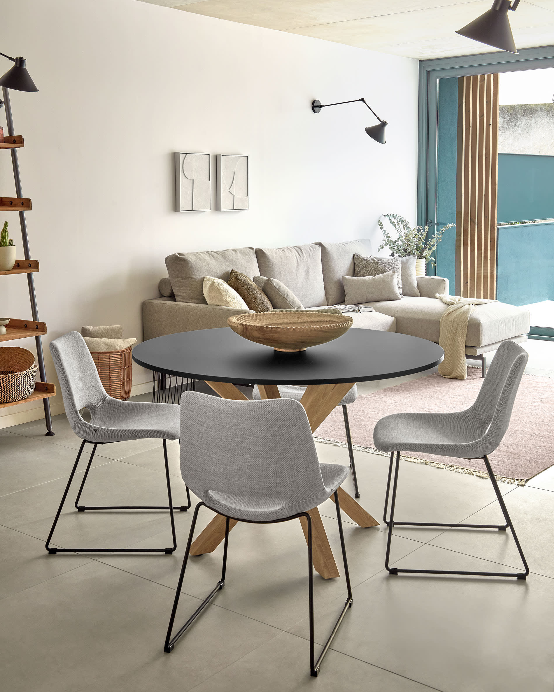 Eleganter runder Tisch Argo Ø 120 cm, schwarze MDF-Platte, Stahlbeine in Holzoptik, perfekt für moderne Wohnräume.