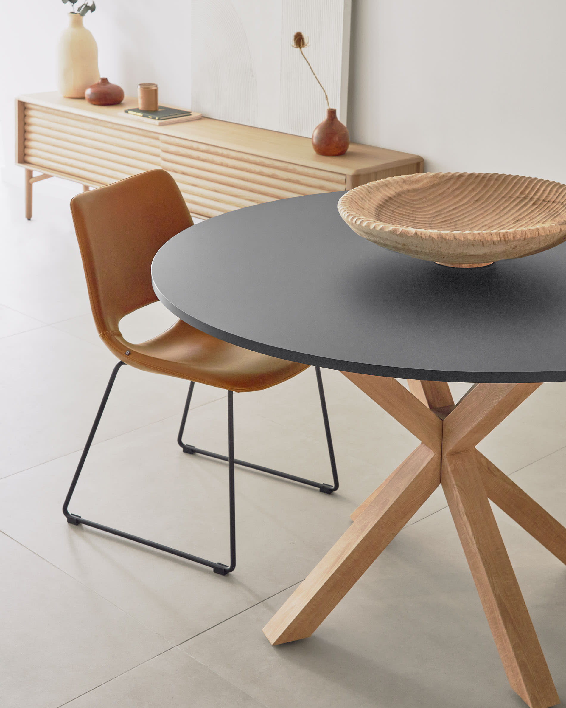 Runder Tisch Argo Ø 120 cm, schwarze MDF-Platte, Stahlbeine in Holzoptik, perfekt für moderne Esszimmer.