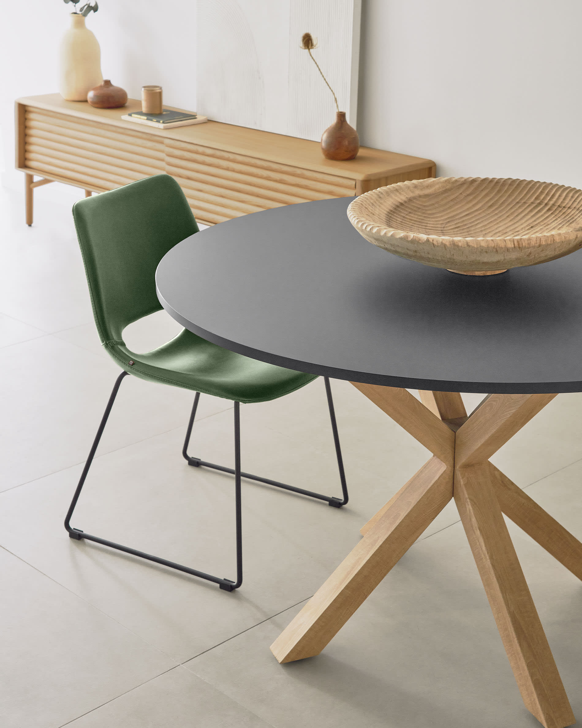 Runder Tisch Argo Ø 120 cm, schwarze MDF-Platte, Stahlbeine in Holzoptik, perfekt für moderne Esszimmer.