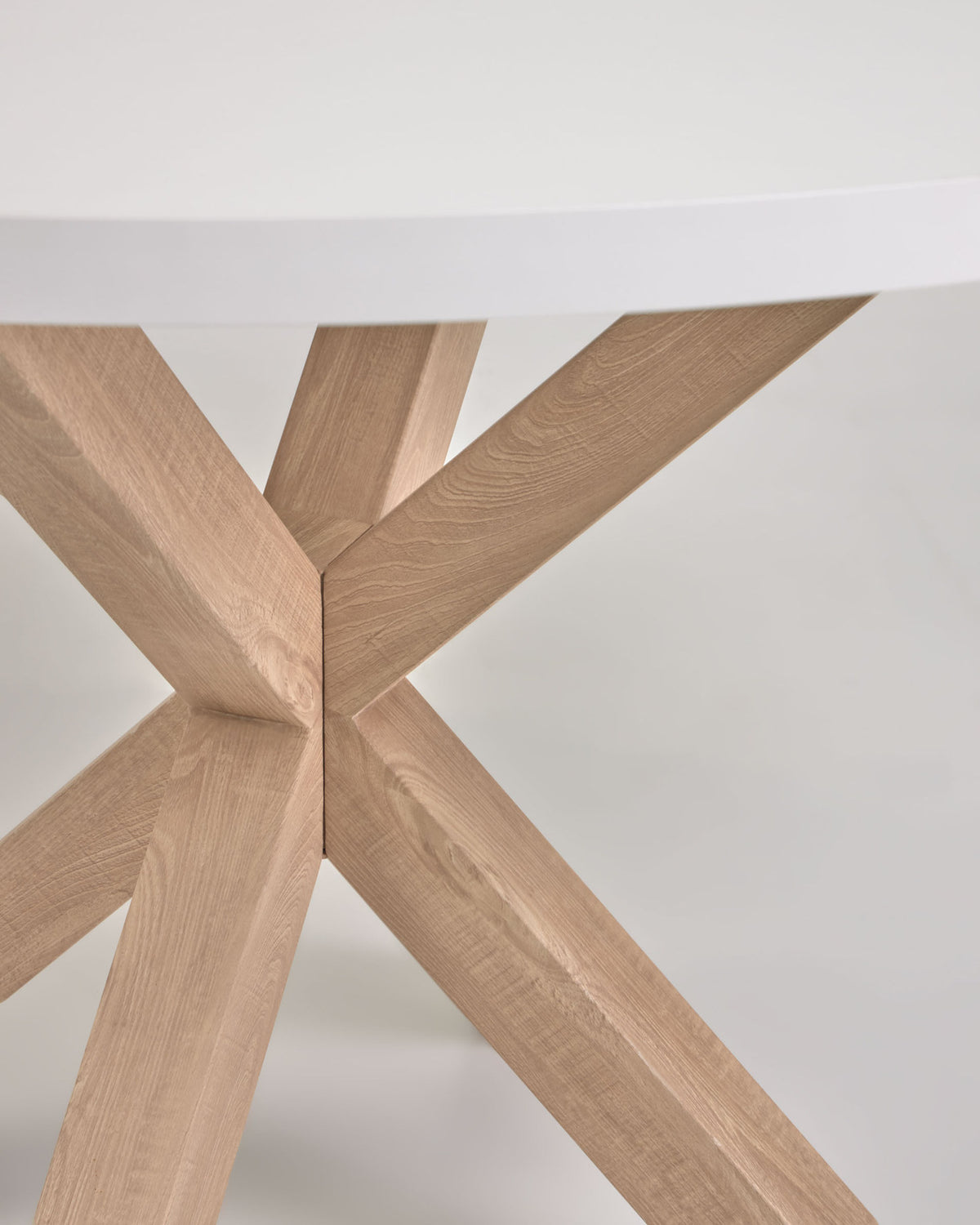 Tisch Argo aus Melamin mit weisser Oberfläche und Stahlbeinen in Holzoptik Ø 120 cm in Weiss, Natur präsentiert im Onlineshop von KAQTU Design AG. Esstisch ist von Kave Home