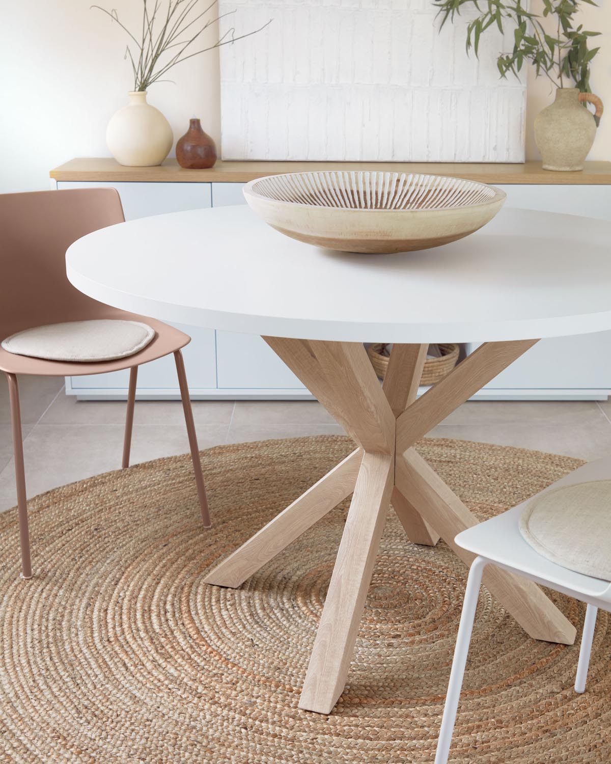 Eleganter Argo Tisch Ø120cm: Weisses Melamin, Holzoptik-Stahlbeine.