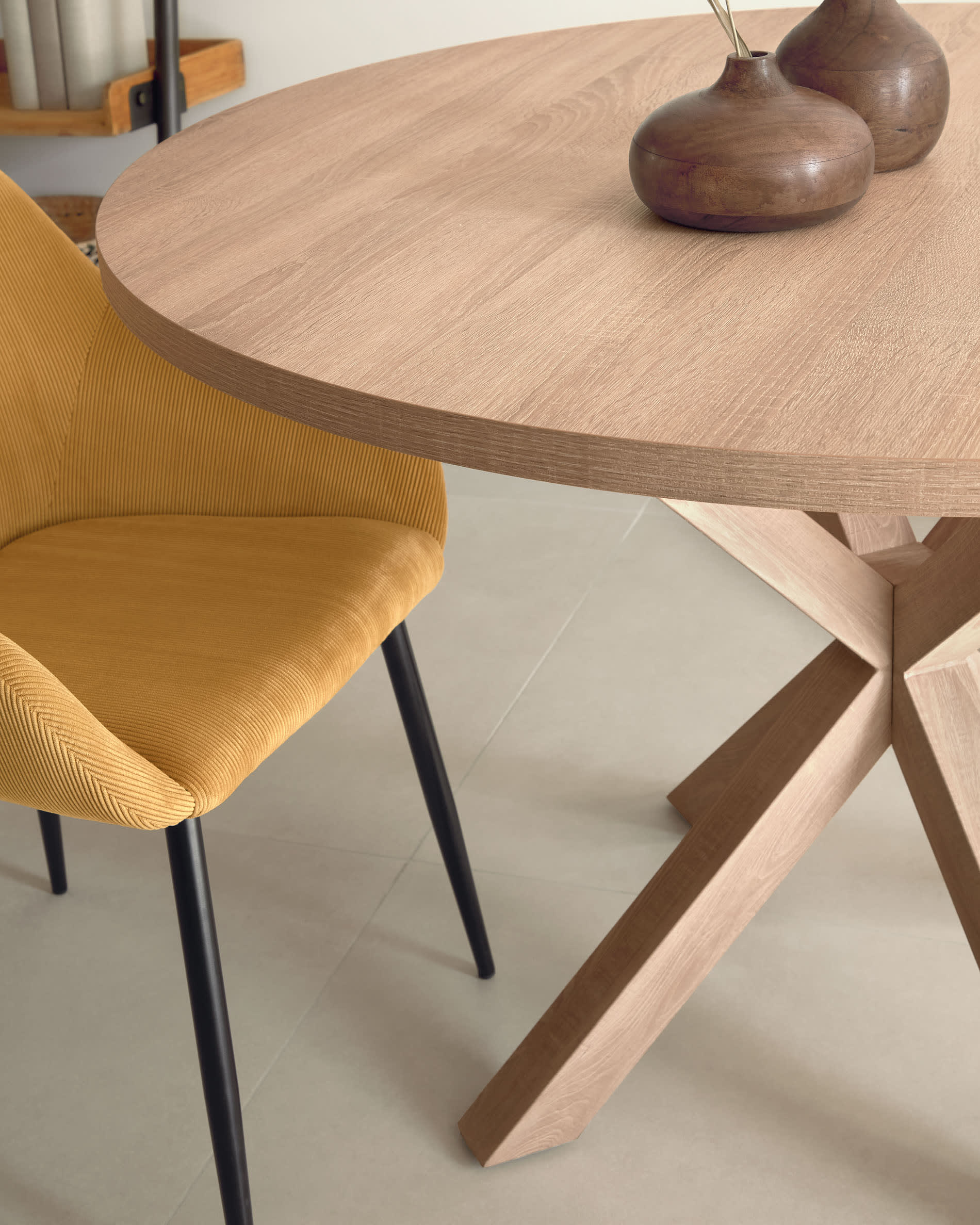 Runder Tisch Argo Ø 120 cm, Melaminoberfläche in natürlicher Holzoptik, stabile Stahlbeine, perfekt für moderne Wohnräume.