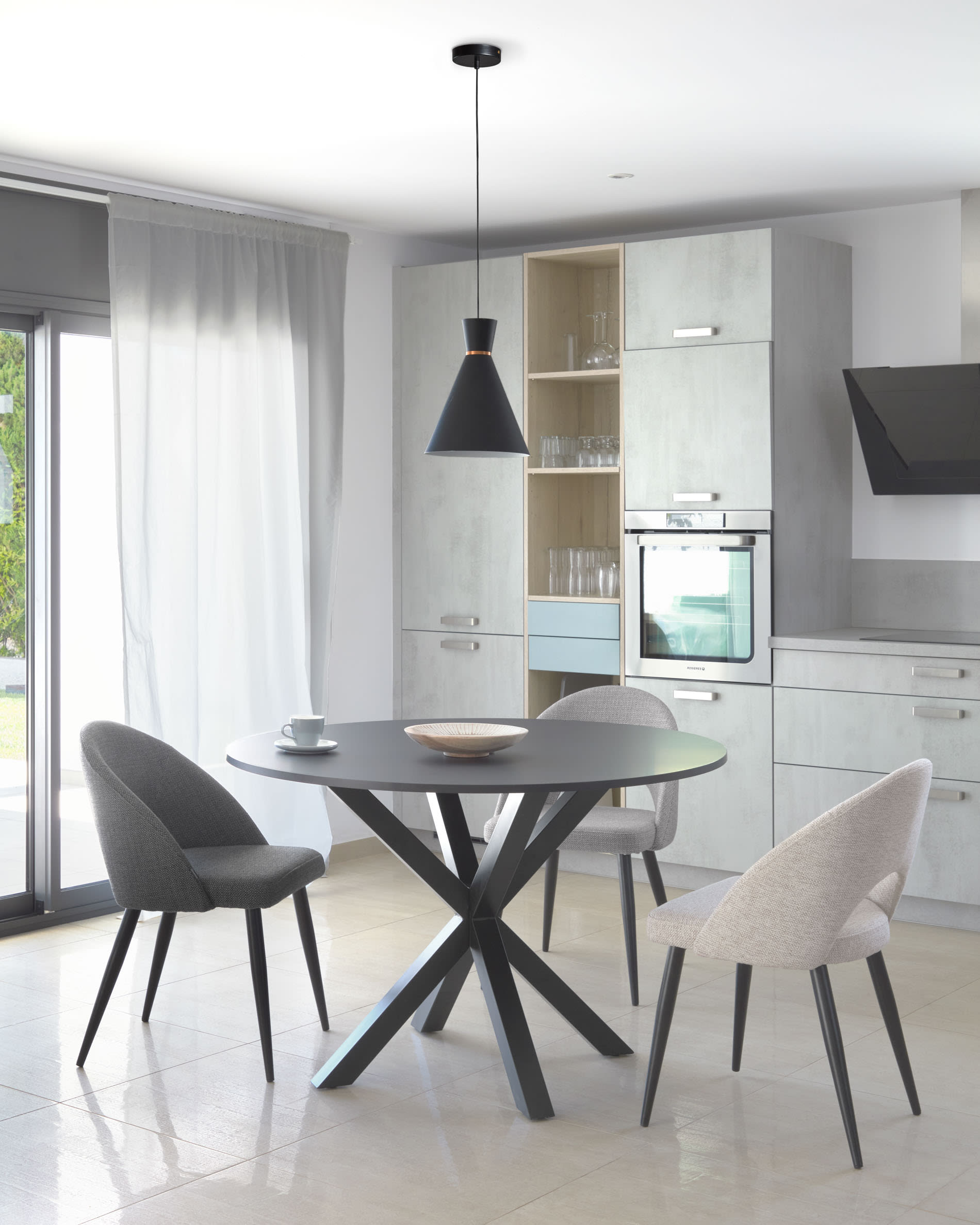 Moderner runder Tisch Argo, Ø 120 cm, aus schwarz lackiertem MDF mit stabilen Stahlbeinen, ideal für stilvolle Essbereiche.