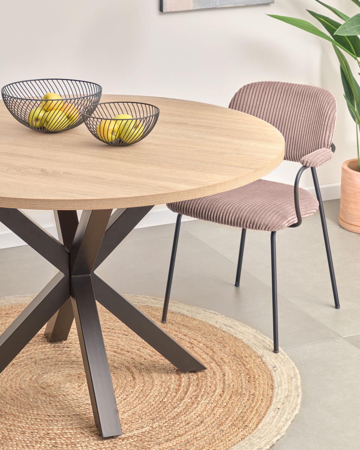 Eleganter Argo Tisch Ø 119 cm: Natur-Melamin & schwarze Stahlbeine.