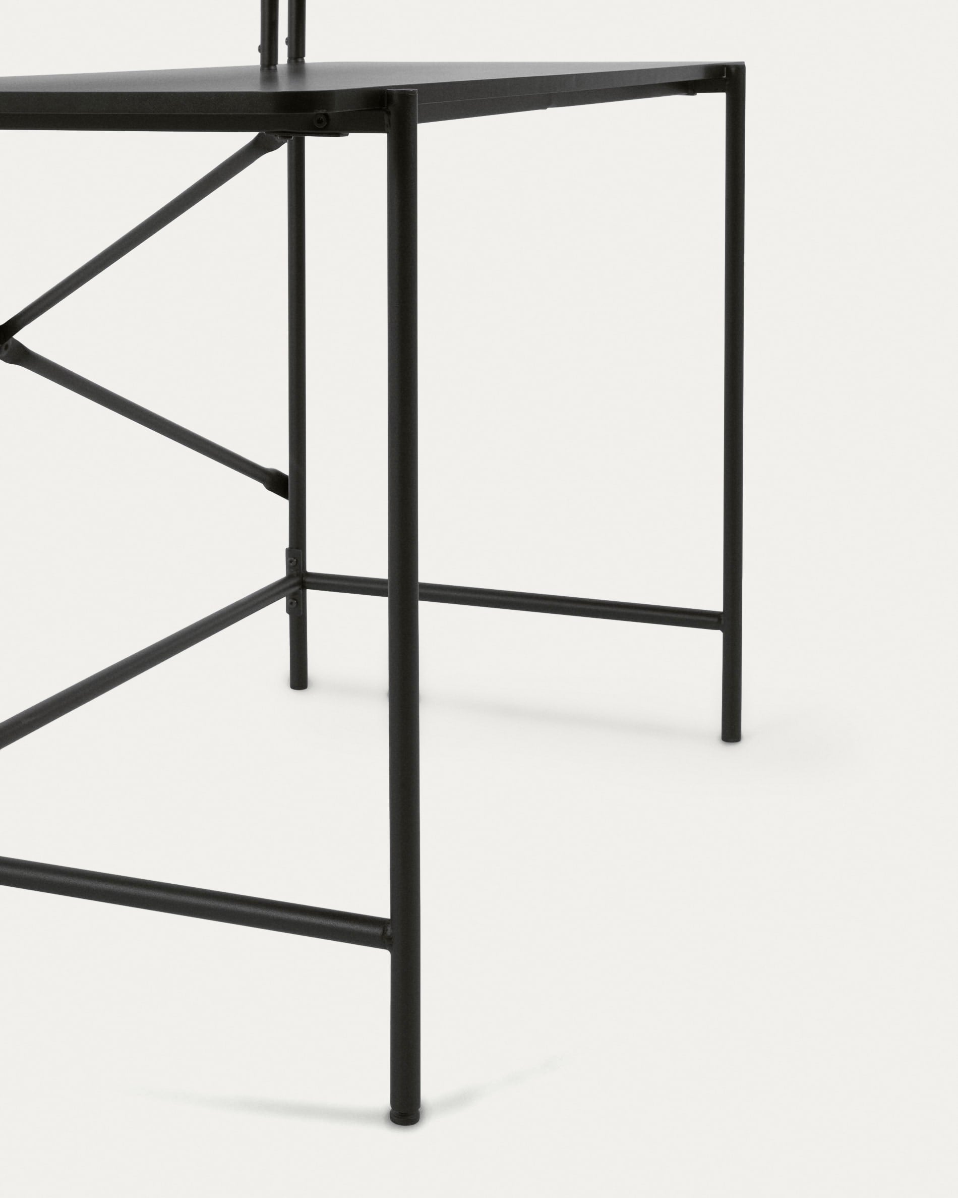 Moderner Galatia Tisch von Kave Home, 120 x 60 cm, aus schwarzem Melamin und stabilen Metallbeinen – ideal für stilvolle Essbereiche.